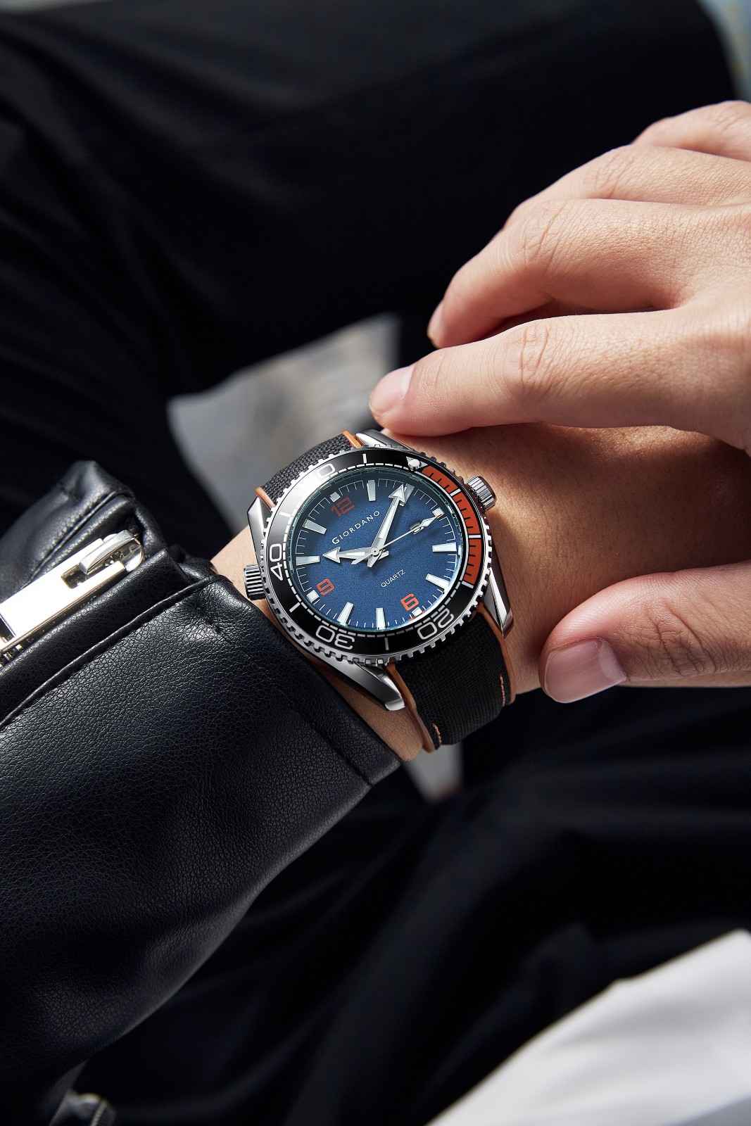 Giordano Analog Quartz Watch For Men – Round Dial with Rotating Bezel, Luminous Hour Markers, Silicone Strap, Date Display GZ-50159-02 - Image 2