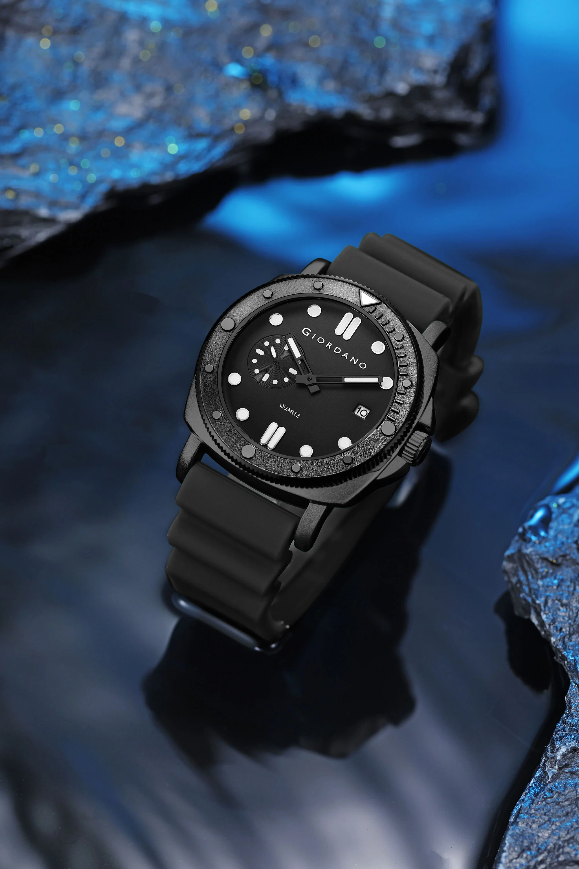 Giordano Analog Quartz Watch for Men with Round Dial, Luminous Hours Markers, Date Display, Small Seconds Sub-Dial and Wavy Pattern Silicone Strap - GZ-50214-01 - Image 3