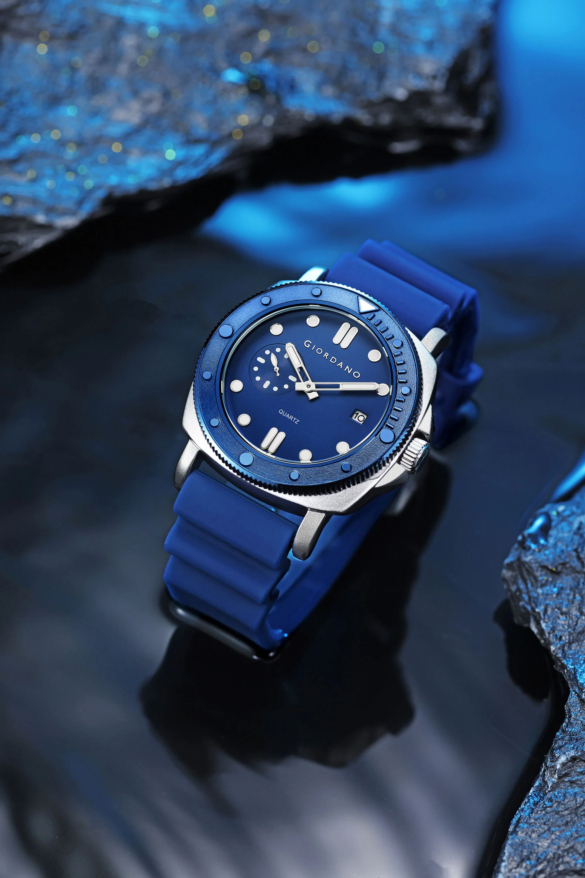 Giordano Analog Quartz Watch for Men with Round Dial, Luminous Hours Markers, Date Display, Small Seconds Sub-Dial and Wavy Pattern Silicone Strap - GZ-50214-02 - Image 3