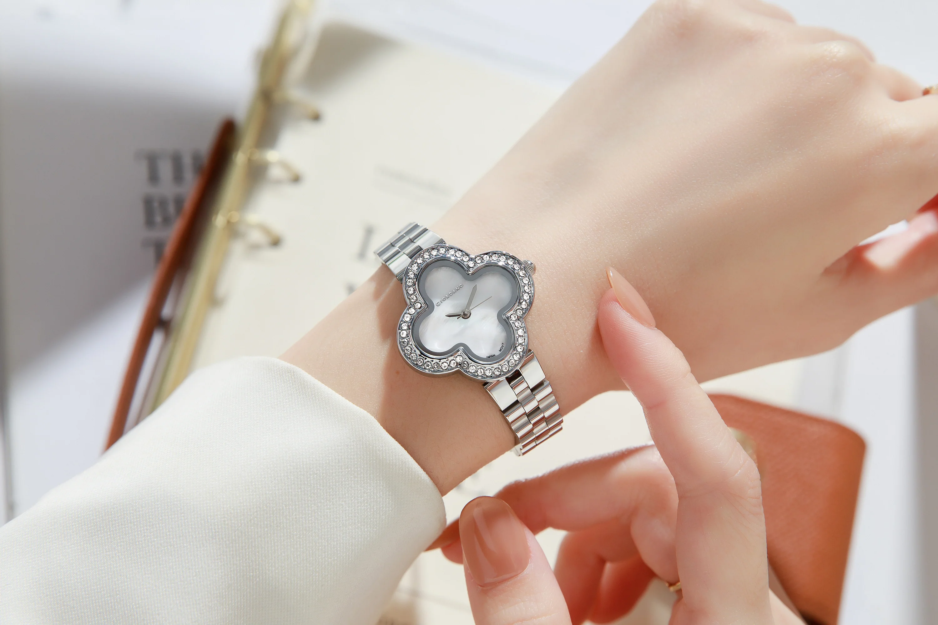 Giordano Analog Quartz Watch for Women with Clover-Shaped Dial, Crystal Embellished Bezel, Elegant Design and Stainless Steel Strap GZ-60132-11 - Image 2