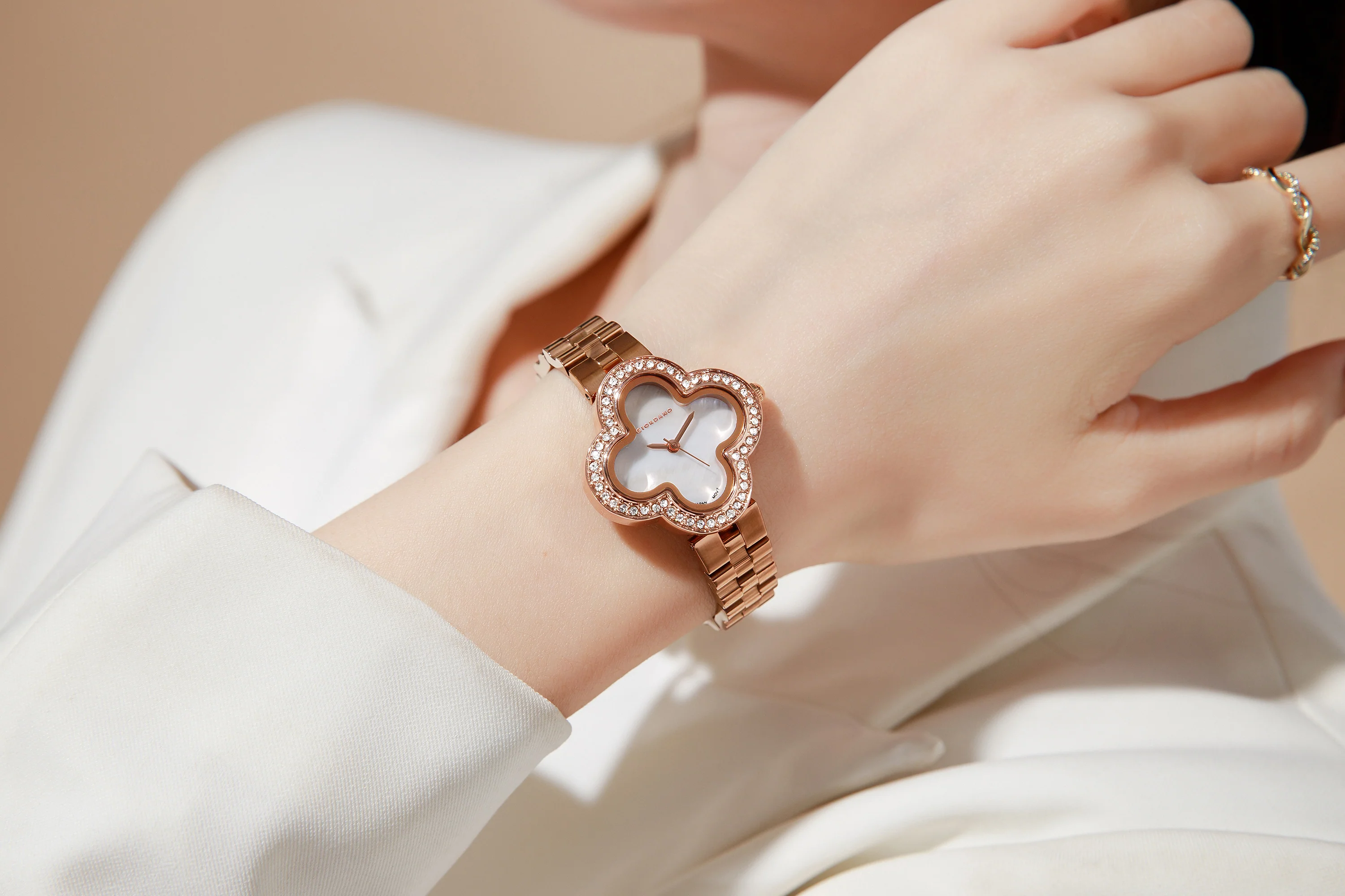 Giordano Analog Quartz Watch for Women with Clover-Shaped Dial, Crystal Embellished Bezel, Elegant Design and Stainless Steel Strap GZ-60132-22 - Image 2