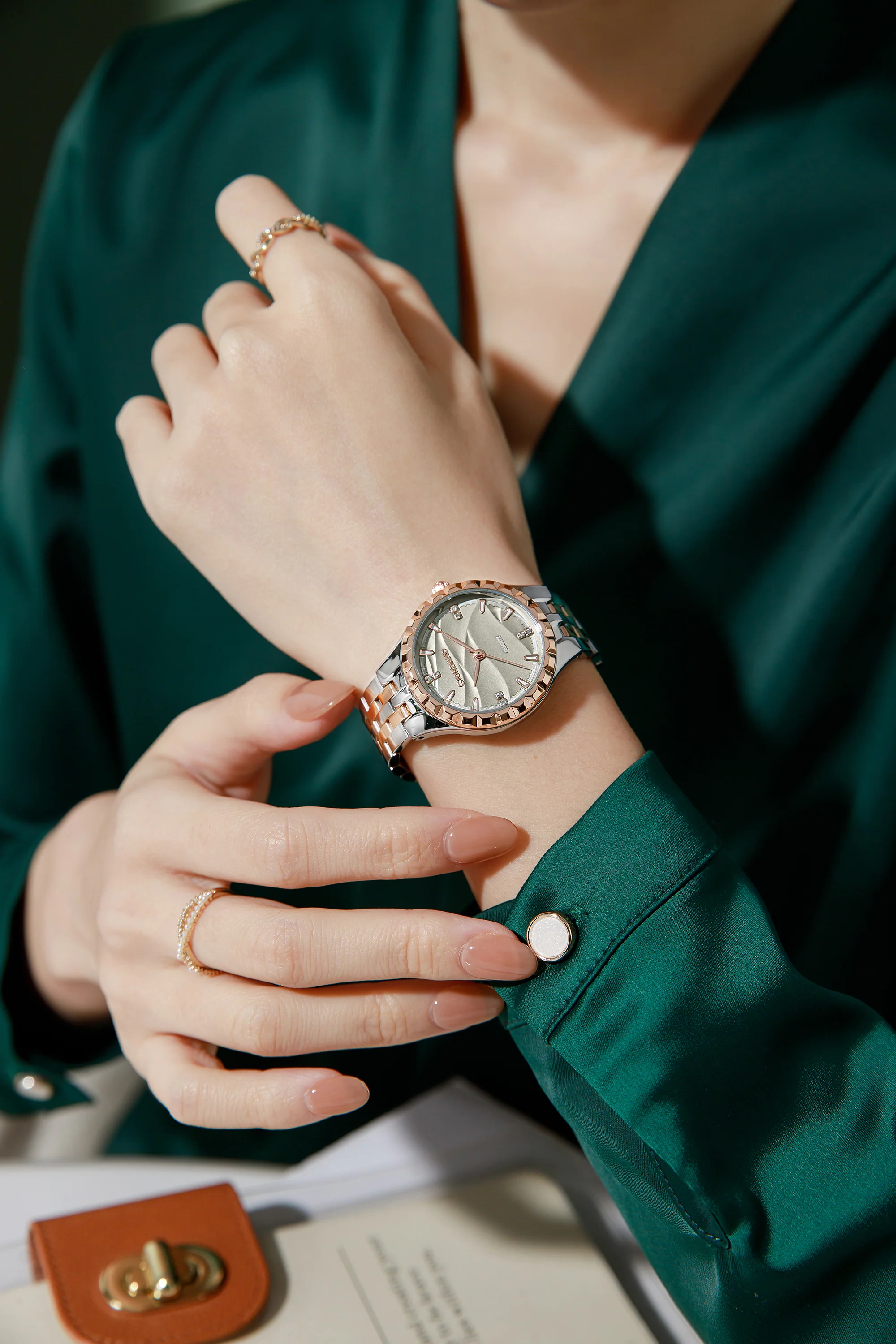 Giordano Analog Quartz Watch for Women with Textured Round Grey Dial, Luminous Hands and Markers, Silver and Rose Gold Stainless Steel Strap - GZ-60164-44 - Image 2