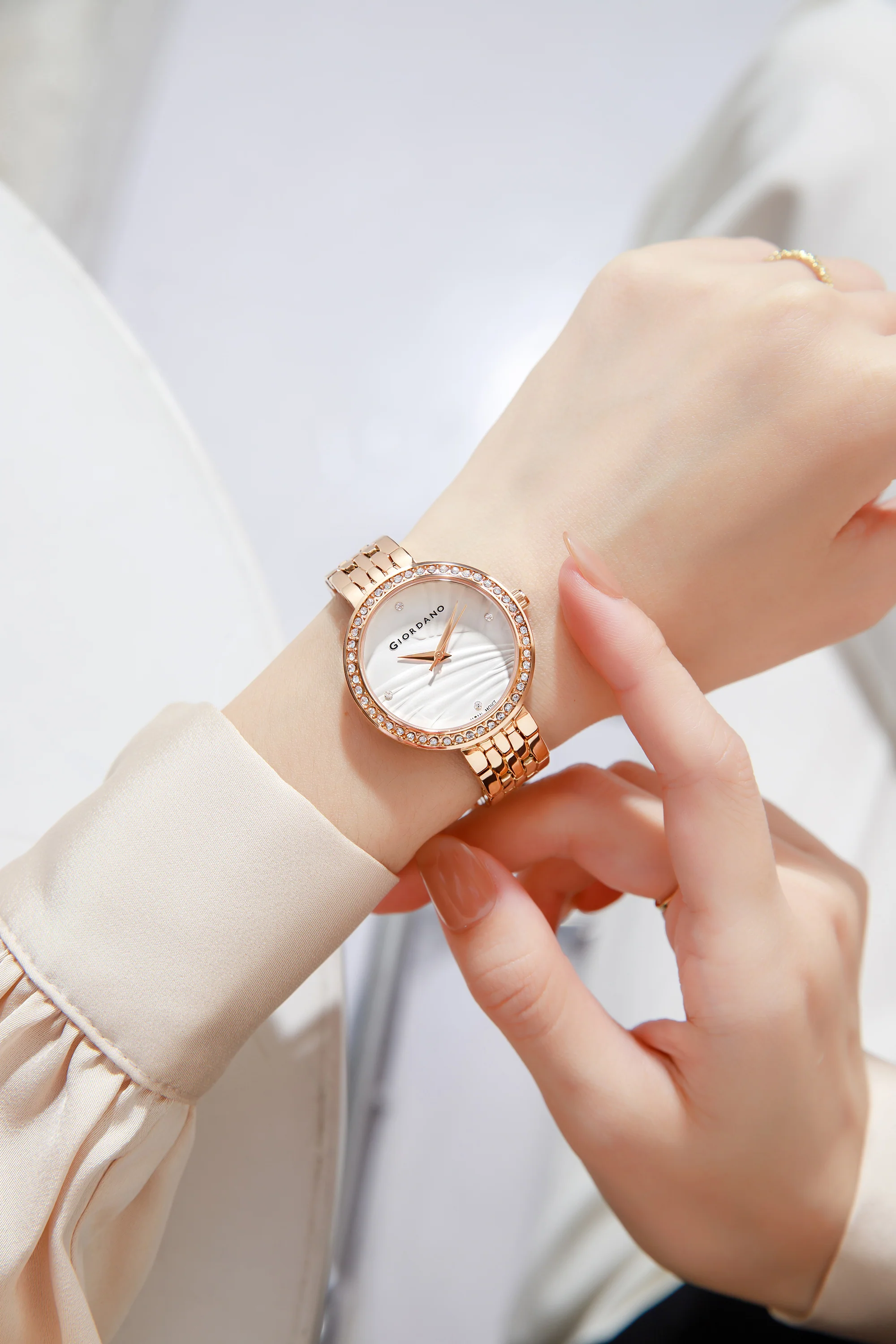 Giordano Analog Stylish Watch for Women with Crystal Bezel & Textured Dial and Stainless Steel Strap - GZ-60079-22 - Image 2
