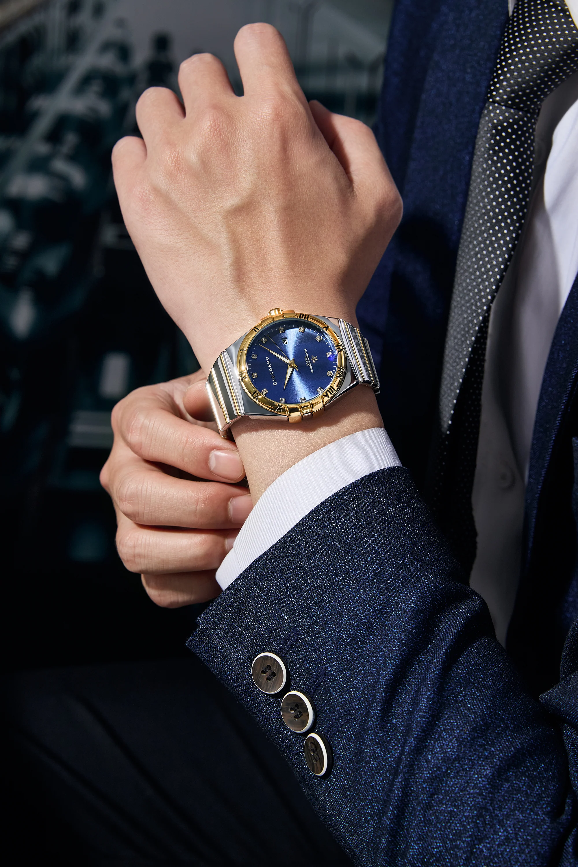 Giordano Analog Watch for Men Round Blue Dial with Crystal Markers, Roman Bezel, Date Display & Stainless Steel Strap GZ-50220-55 - Image 2