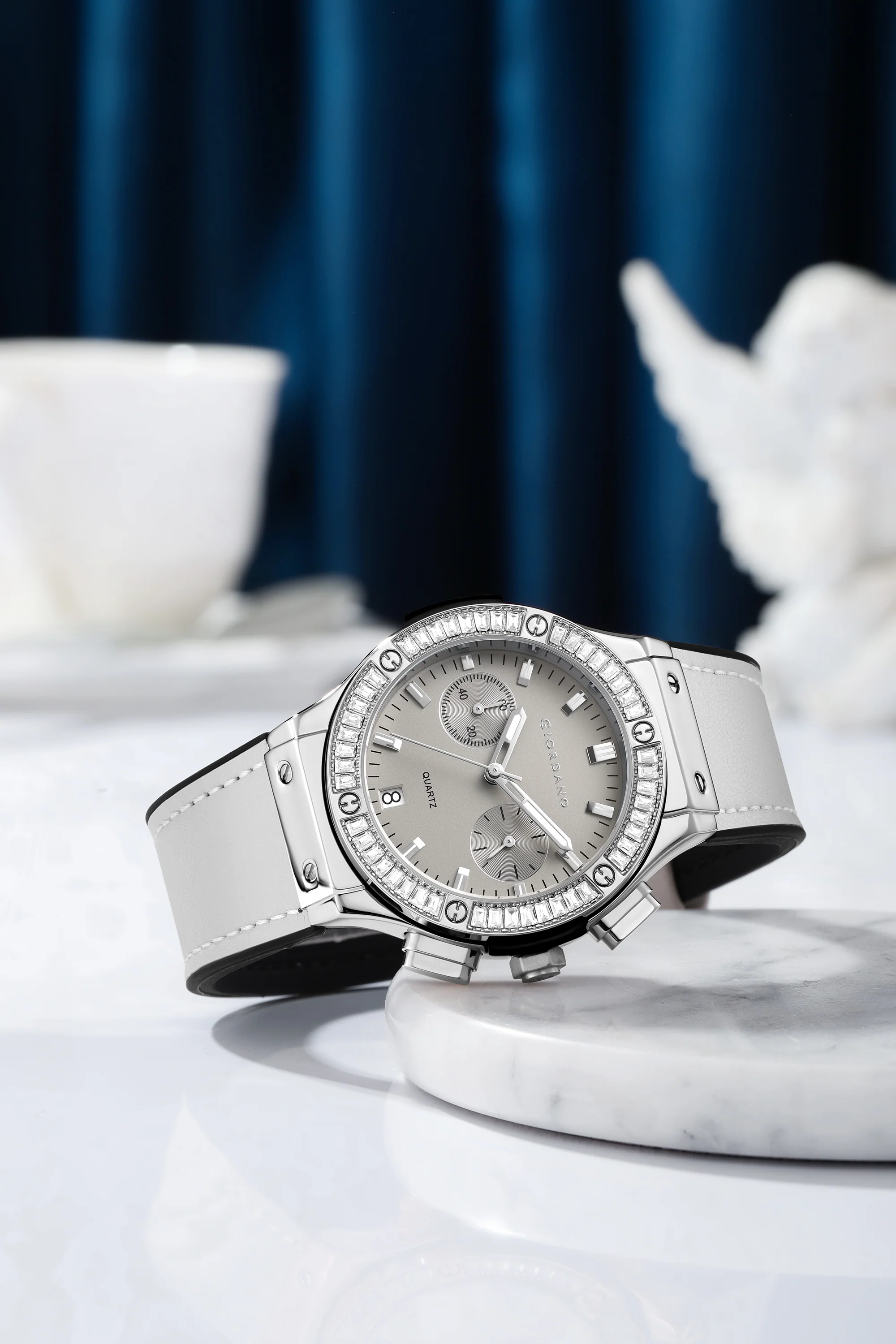 Giordano analog Watch for men  – Round Dial,  Leather Strap, Crystal-Studded Bezel with Quartz Movement-GZ-60093-01 - Image 3
