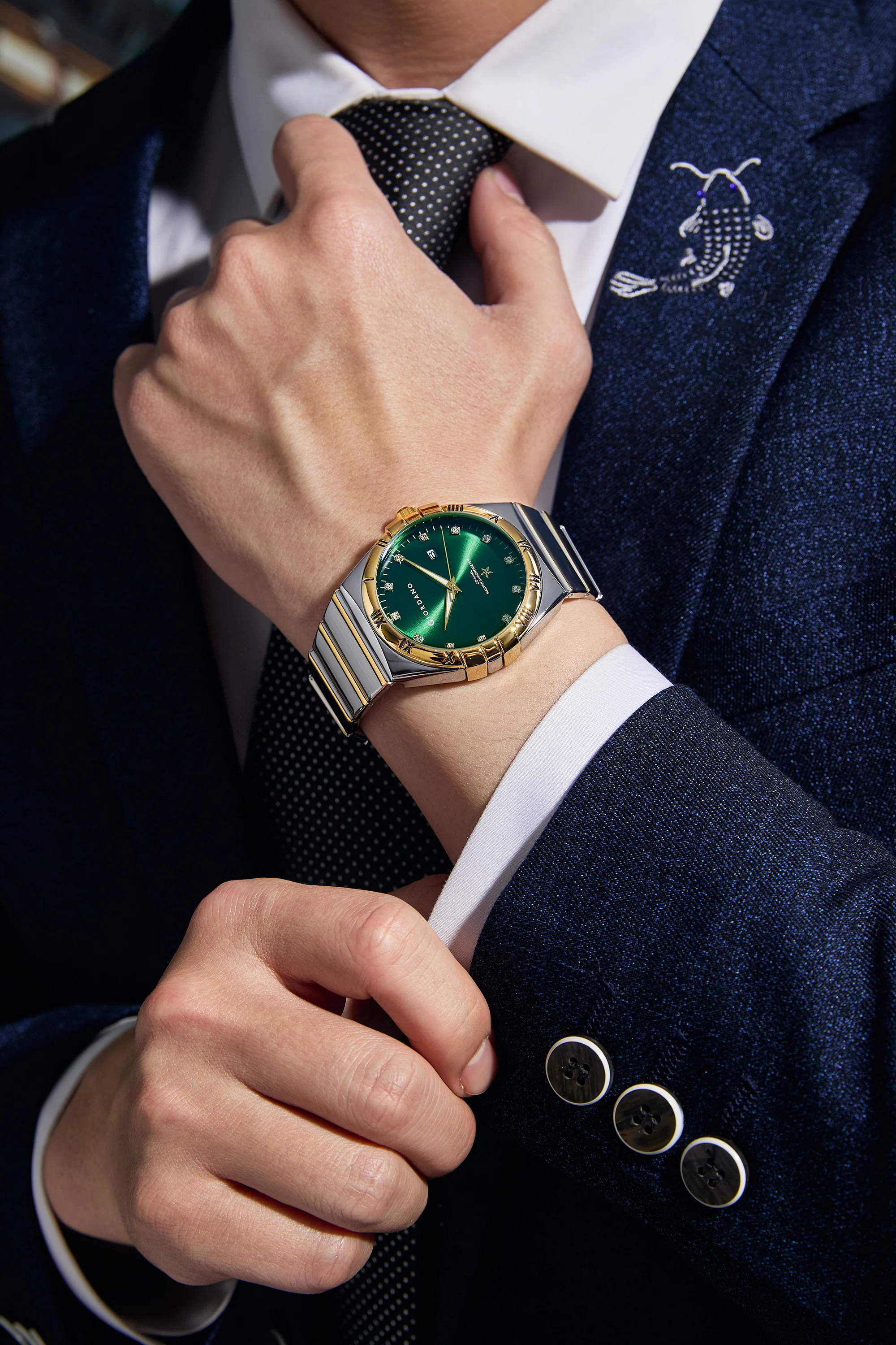 Giordano Analog Watch for Men Round Green Dial with Crystal Markers, Roman Bezel, Date Display & Stainless Steel Strap GZ-50220-33 - Image 2