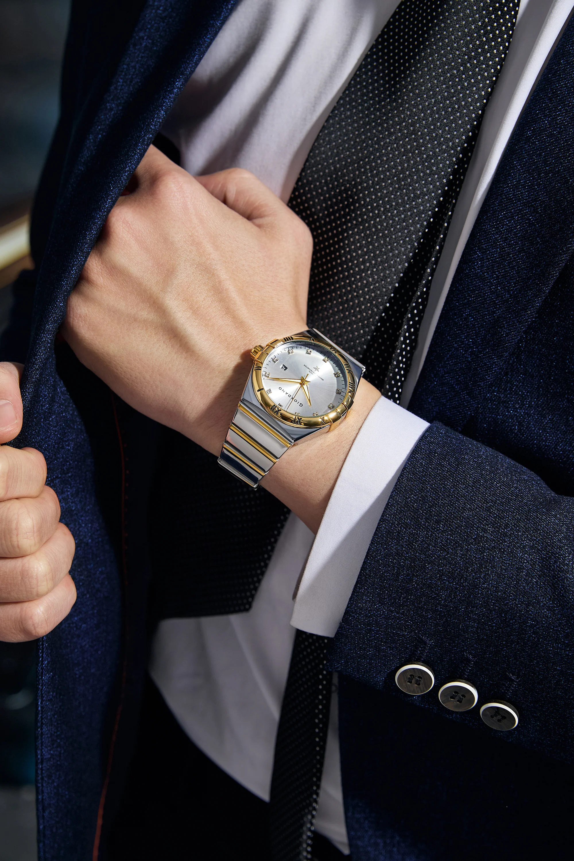 Giordano Analog Watch for Men Round Silver Dial with Crystal Markers, Roman Bezel, Date Display & Stainless Steel Strap GZ-50220-44 - Image 2
