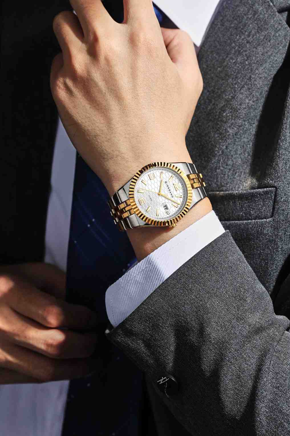 GIORDANO Analog Watch for Men with Honeycomb Dial, Fluted Bezel, Stainless Steel Strap, Date Window & Luminous Hour Markers - GZ-50172-22 - Image 2
