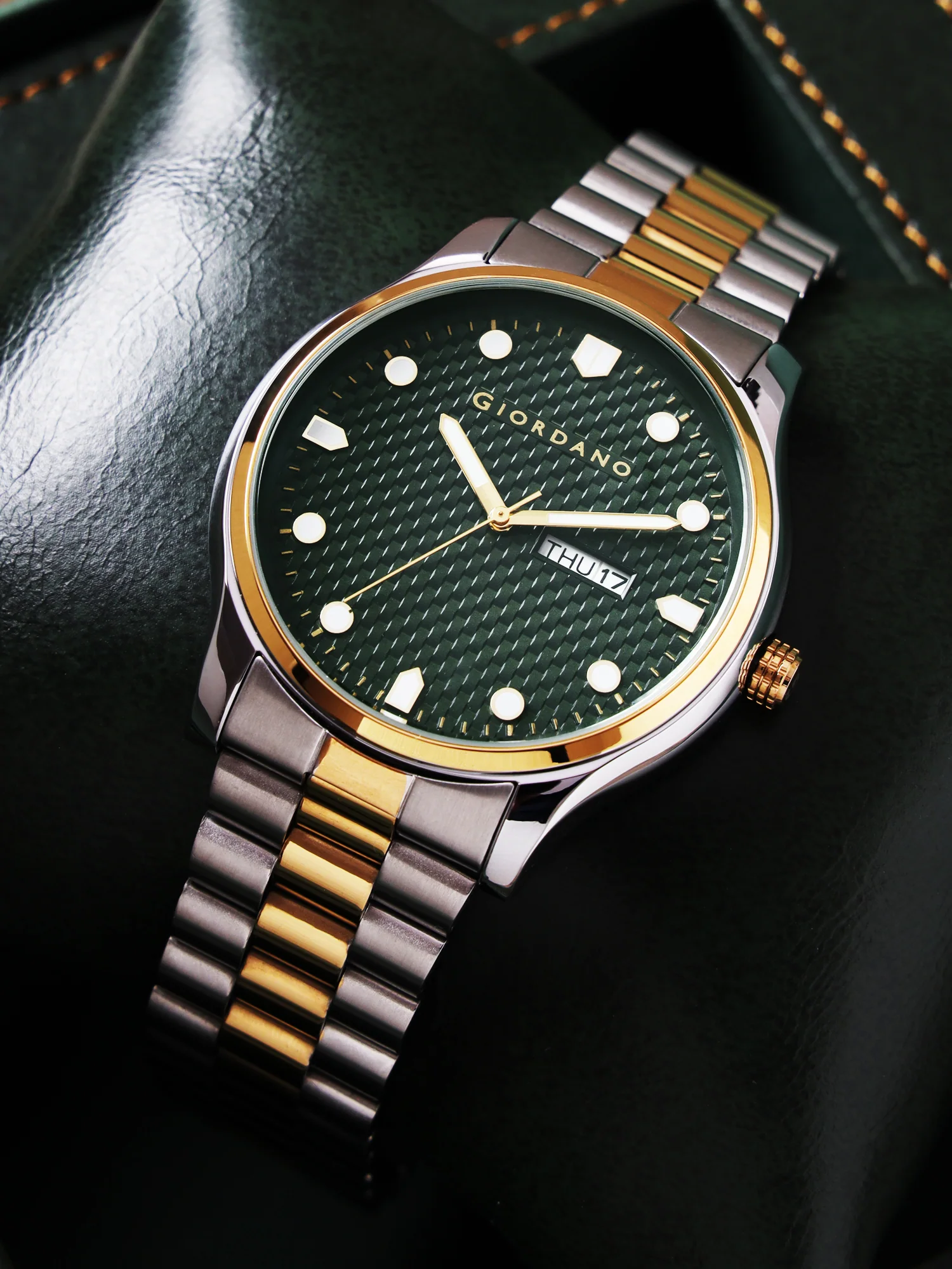 Giordano Analog Watch for Men with Two-Tone Stainless Steel Strap & Textured Dial, Day-Date Display, Elegant Casual Style | GZ-50122-11 - Image 3