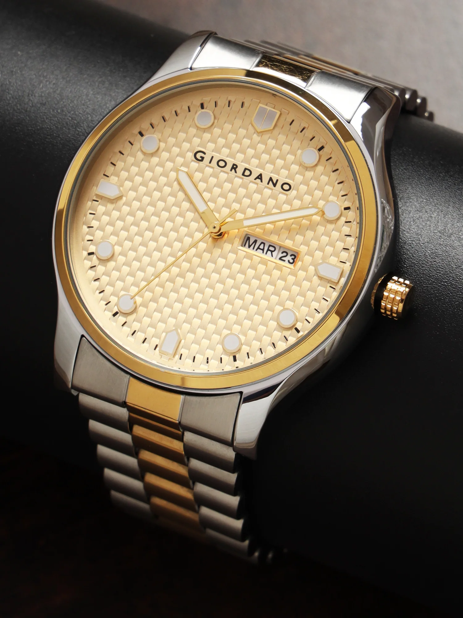 Giordano Analog Watch for Men with Two-Tone Stainless Steel Strap & Textured Dial, Day-Date Display, Elegant Casual Style | GZ-50122-44 - Image 3