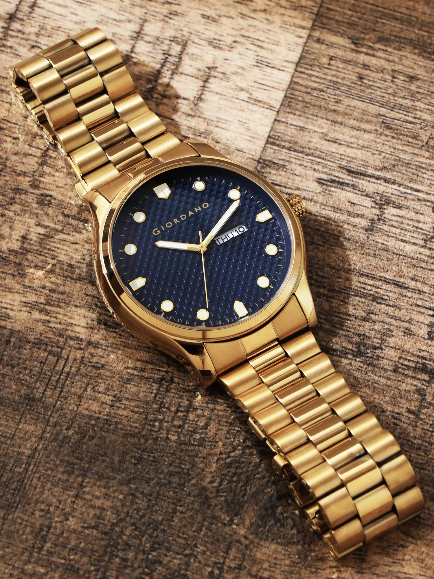 Giordano Analog Watch for Men with Two-Tone Stainless Steel Strap & Textured Dial, Day-Date Display, Elegant Casual Style | GZ-50122-55 - Image 3