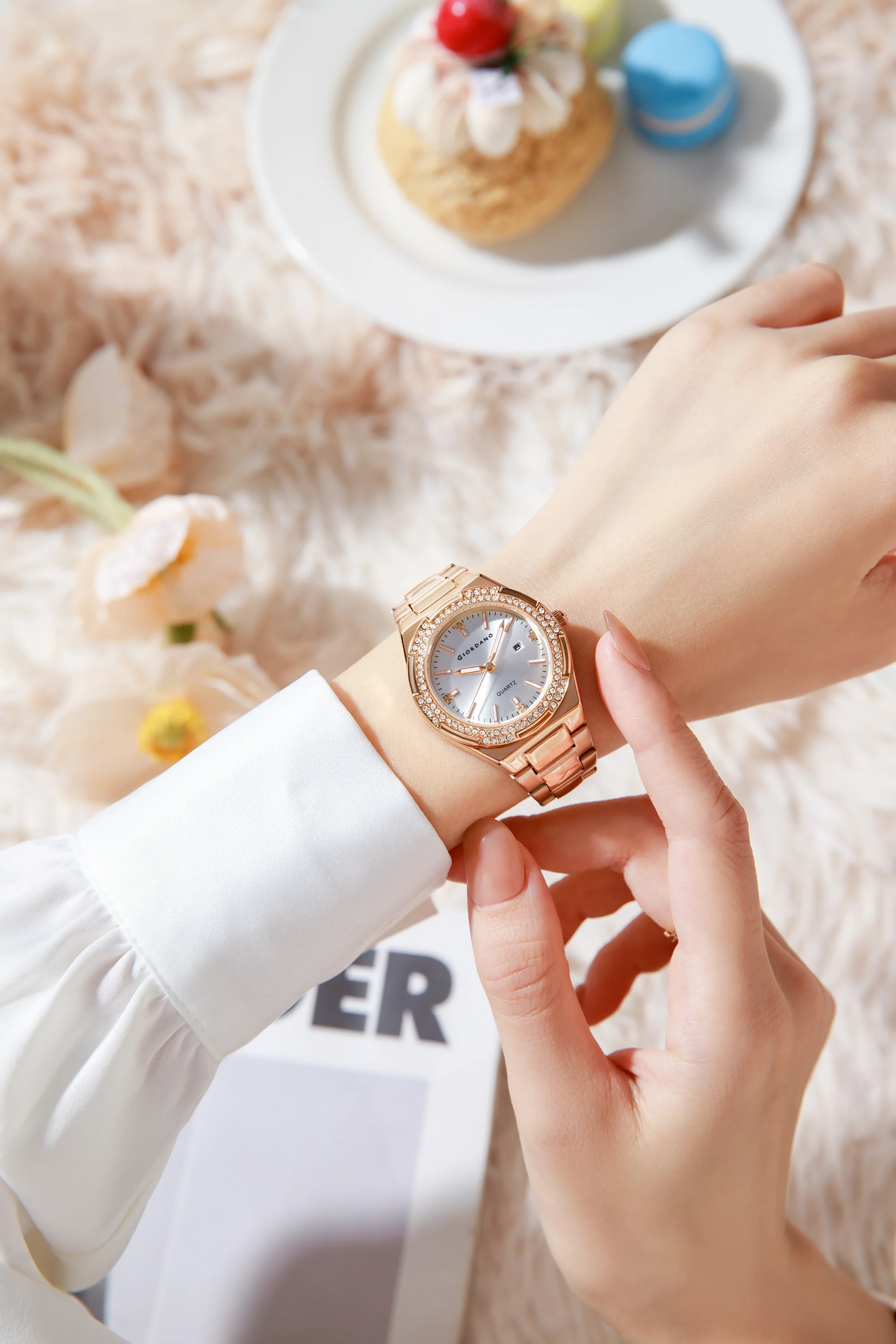 Giordano Analog watch for women with Crystal Bezel, round gloss finish dial, stainless steel strap and date display | GZ-60112-11 - Image 2