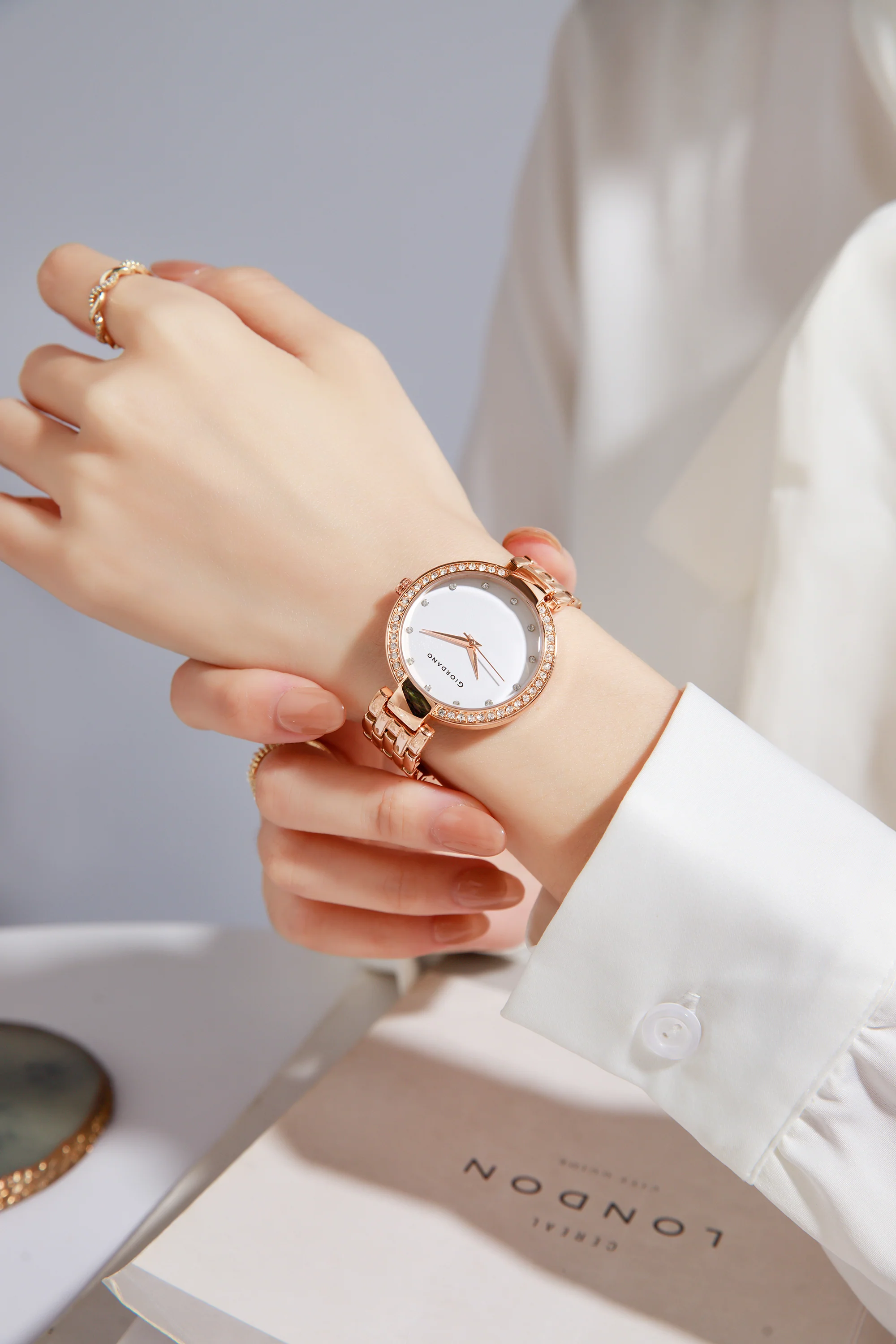 Giordano Analog Watch for Women with Diamond Indices, Stainless Steel Strap and Crystal Embellished Bezel | GD-2141-33 - Image 2