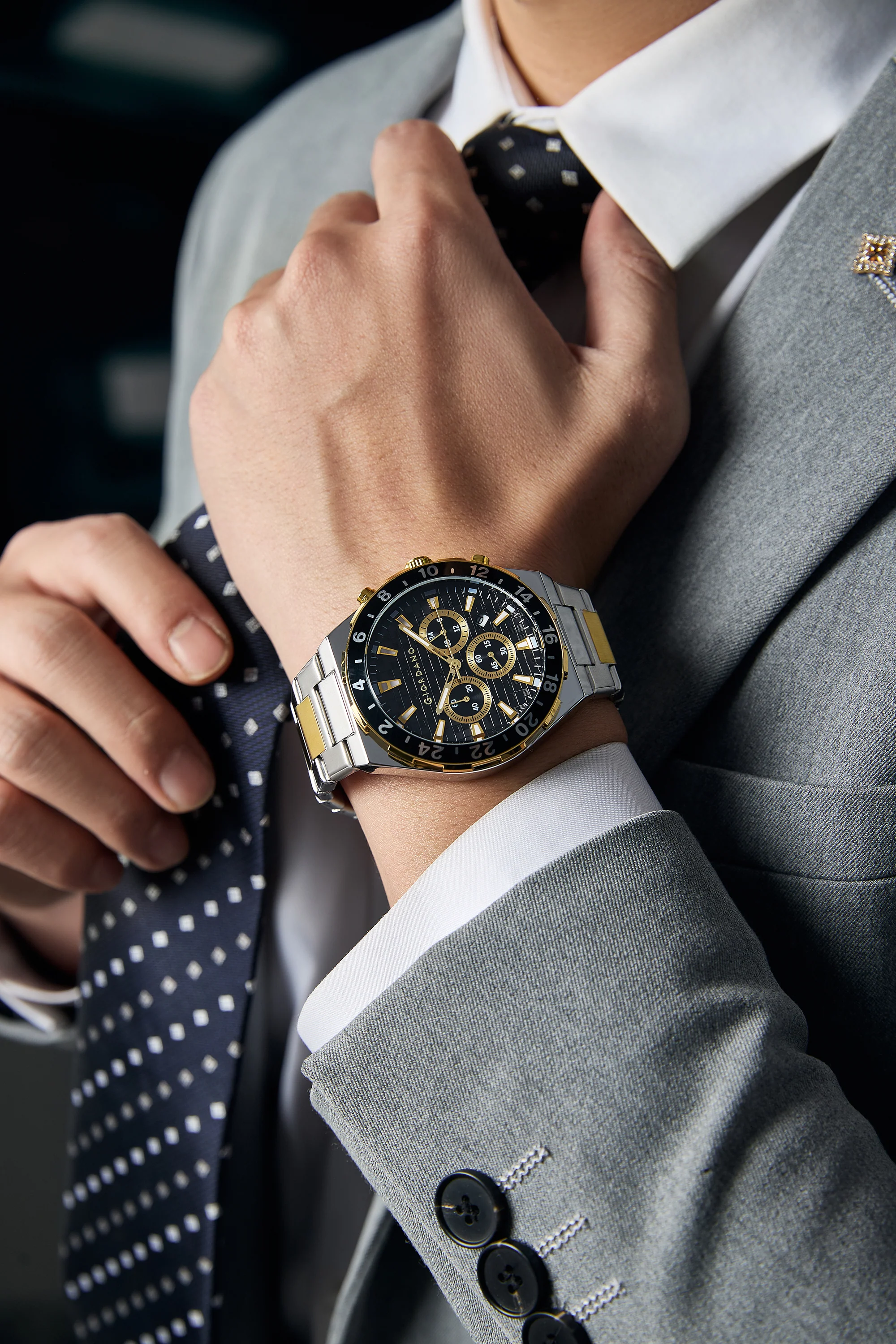 Giordano Chronograph Watch for Men with Texured Round Black Dial with Gold Accents, Date Display and Tachymeter Bezel, Two-Tone Stainless Steel Strap - GZ-50198-33 - Image 2
