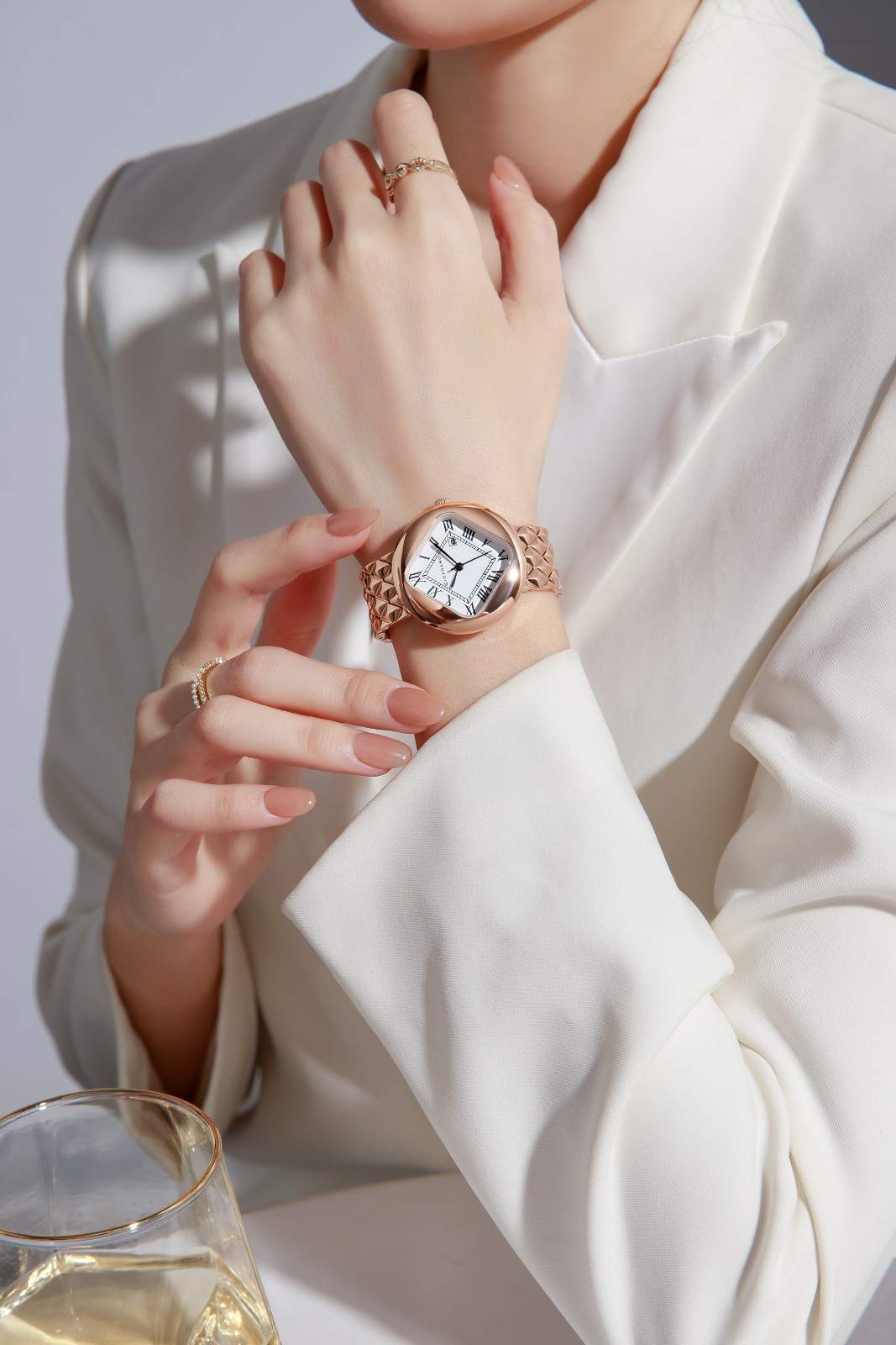 Giordano Elegant Analoge Watch for Women - Unique Rounded-Square Dial, Roman Numeral Dial, Date Display and Textured Stainless Steel Strap | GZ-60121-22 - Image 2