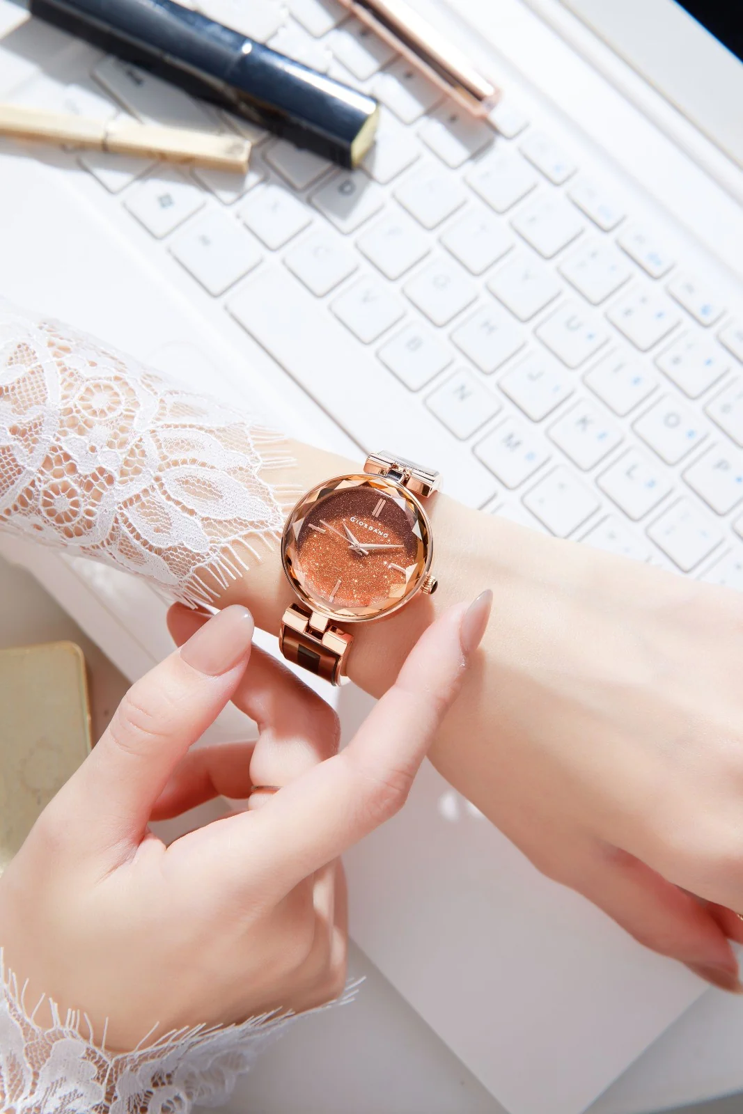 Giordano Luxurious Analog Watch for Women with Elegant Diamond Cut Glass and Stainless Steel Strap - GZ-60082-22 - Image 2