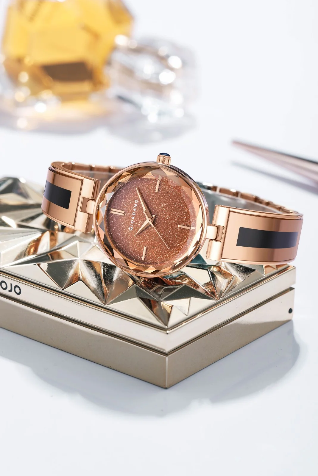 Giordano Luxurious Analog Watch for Women with Elegant Diamond Cut Glass and Stainless Steel Strap - GZ-60082-22 - Image 3
