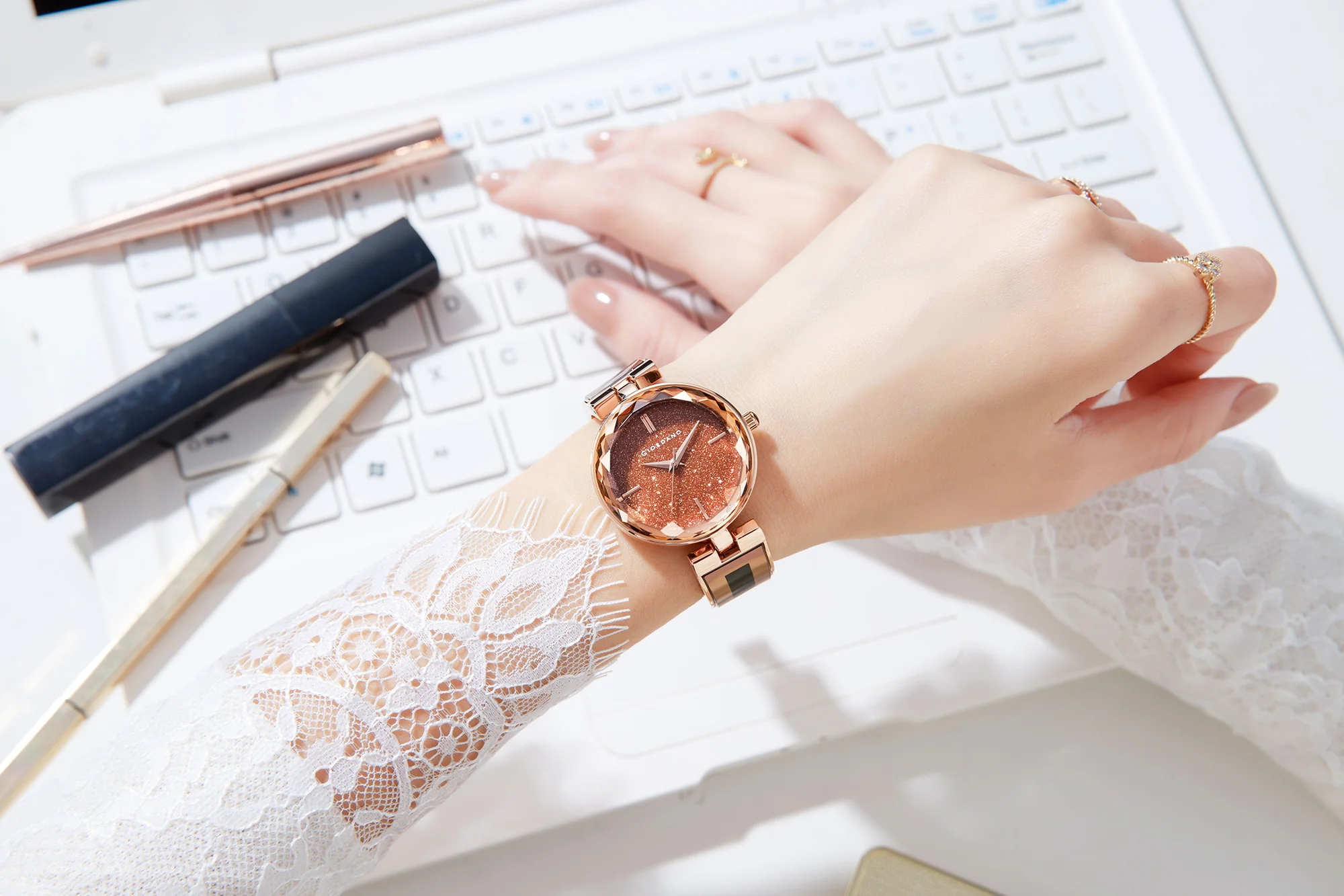 Giordano Luxurious Analog Watch for Women with Elegant Diamond Cut Glass and Stainless Steel Strap - GZ-60082-22 - Image 4