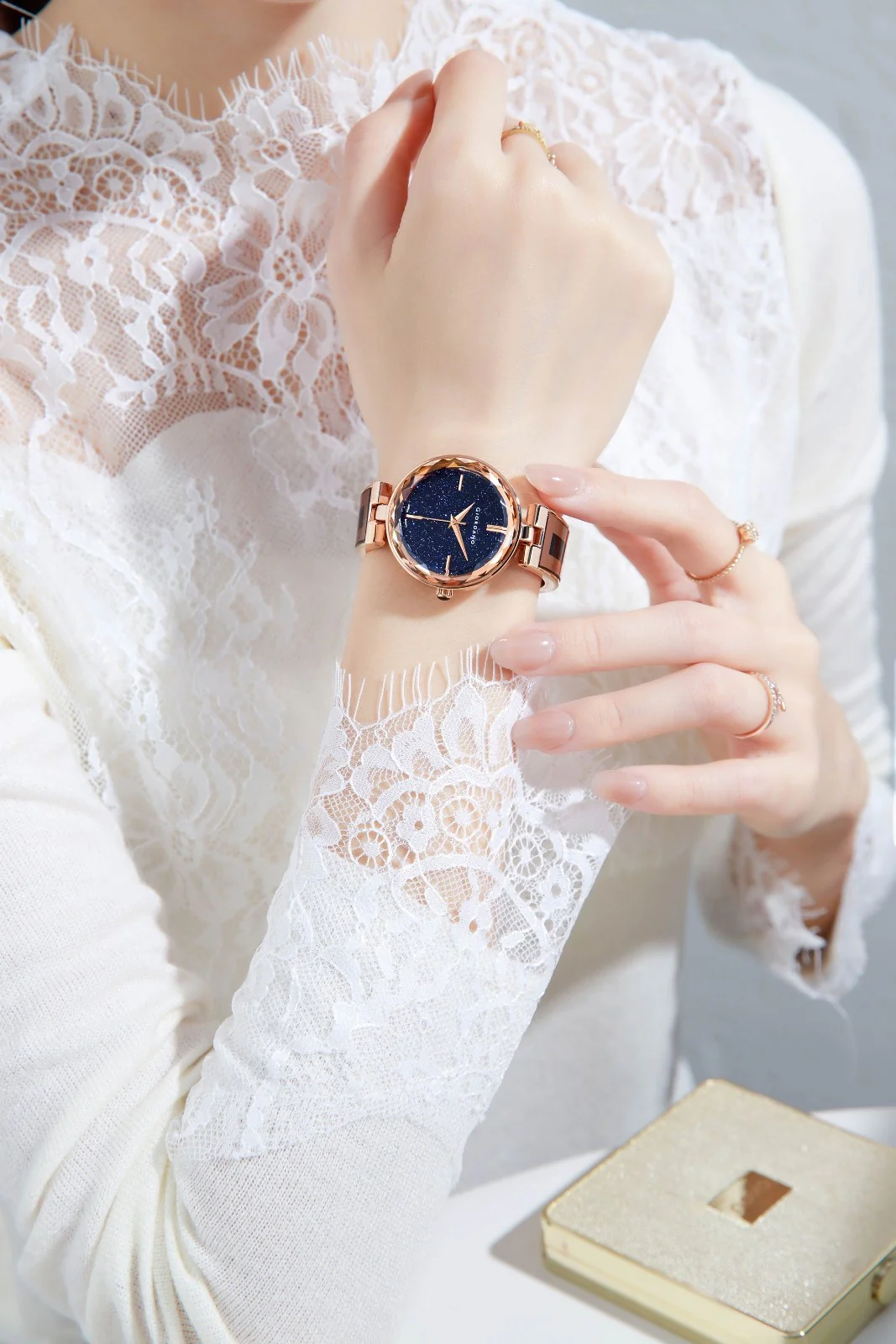 Giordano Luxurious Analog Watch for Women with Elegant Diamond Cut Glass and Stainless Steel Strap - GZ-60082-33 - Image 2