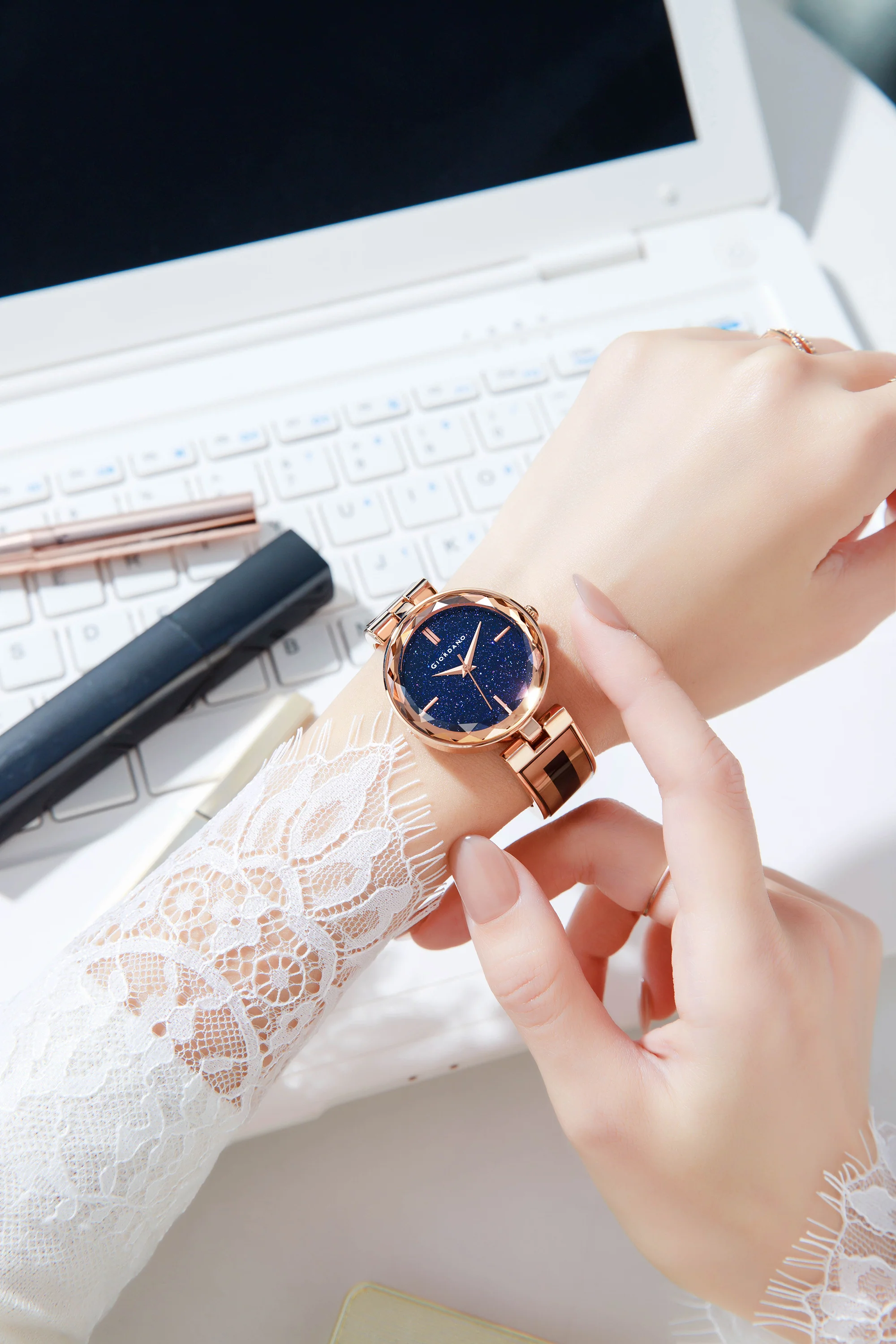Giordano Luxurious Analog Watch for Women with Elegant Diamond Cut Glass and Stainless Steel Strap - GZ-60082-33 - Image 4
