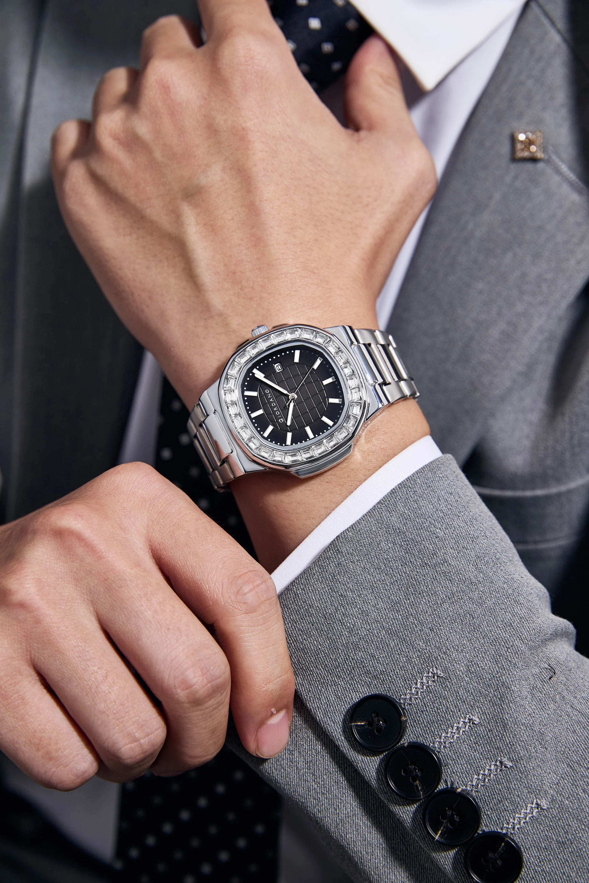 Giordano Luxury Watch for men with Textured Dial, Crystal Bezel, Date Display and stainless Steel strap GZ-50137-11 - Image 2