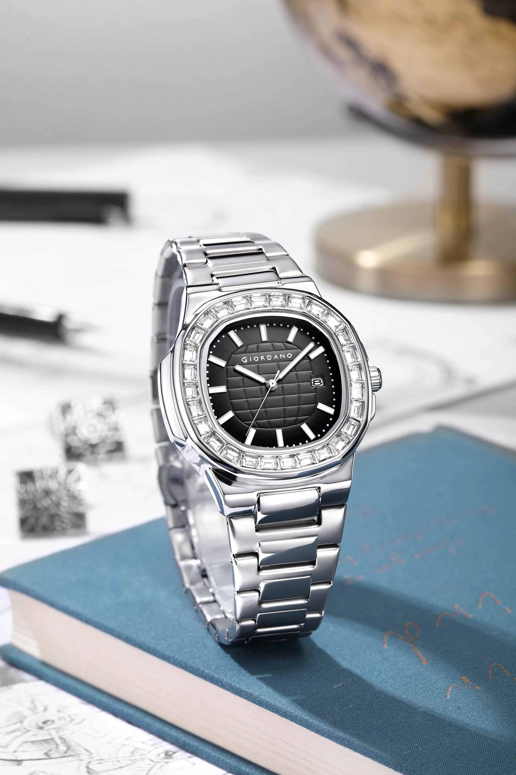 Giordano Luxury Watch for men with Textured Dial, Crystal Bezel, Date Display and stainless Steel strap GZ-50137-11 - Image 3