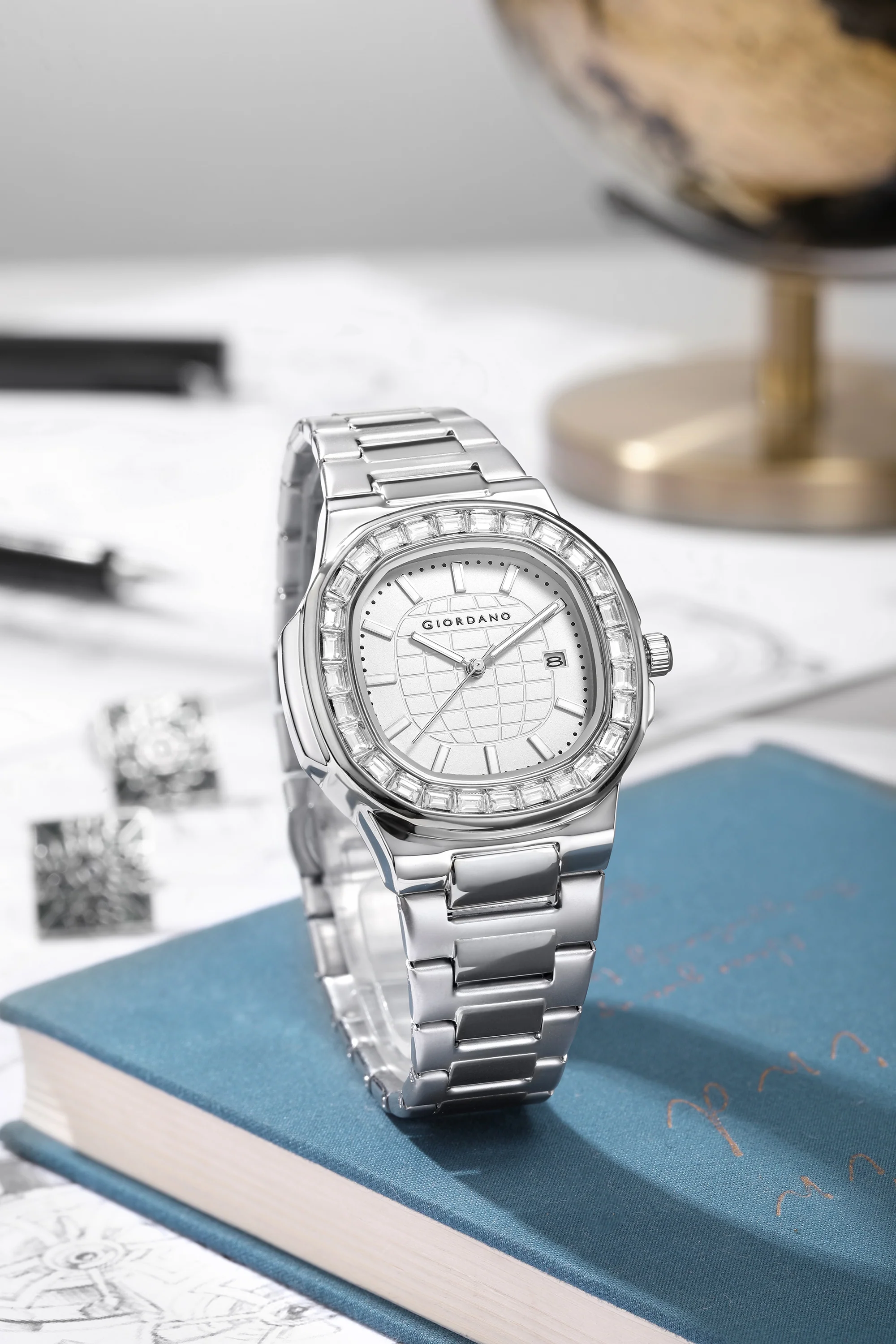 Giordano Luxury Watch for men with Textured Dial, Crystal Bezel, Date Display and stainless Steel strap GZ-50137-22 - Image 3