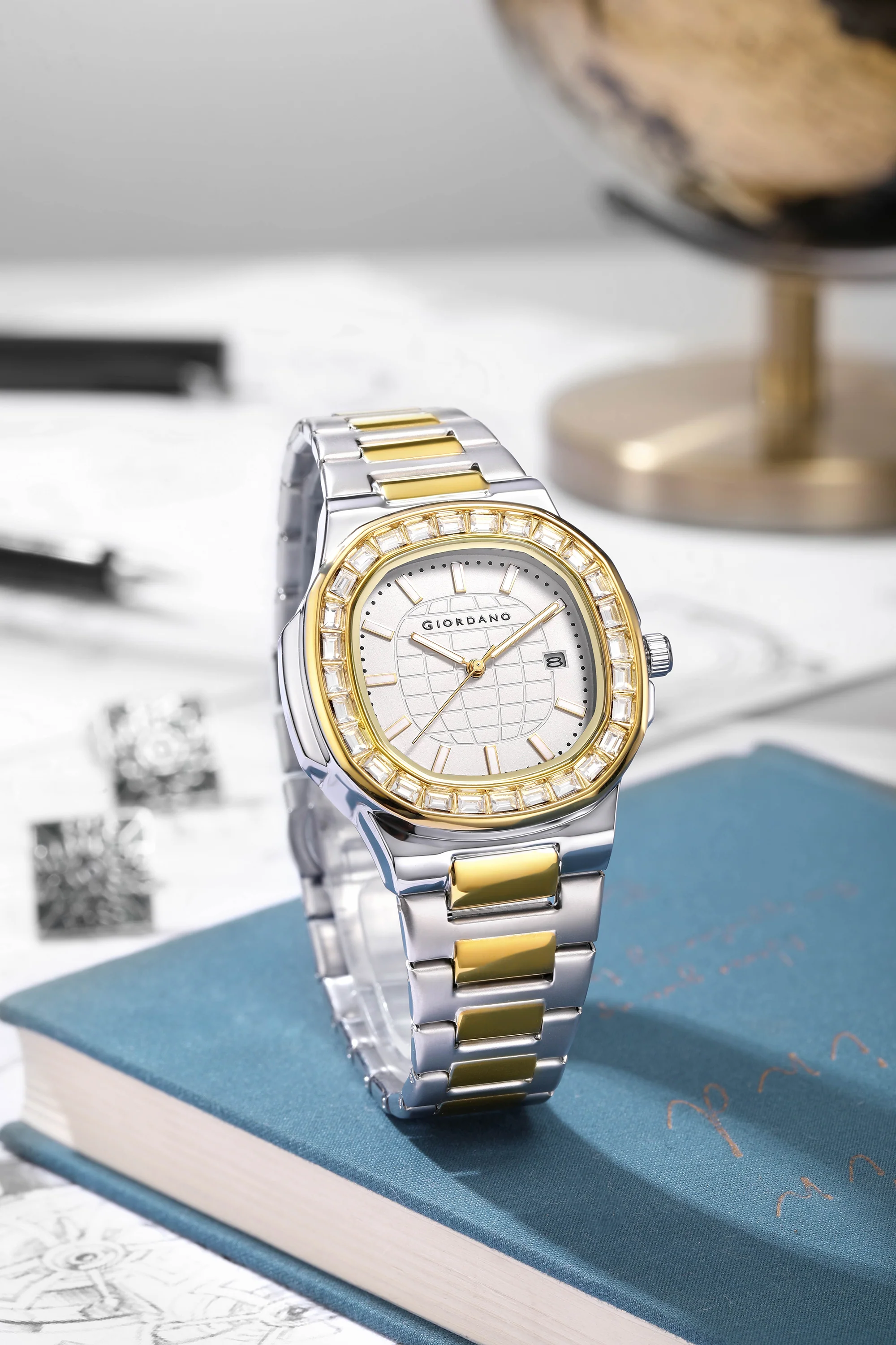 Giordano Luxury Watch for men with Textured Dial, Crystal Bezel, Date Display and stainless Steel strap GZ-50137-44 - Image 5
