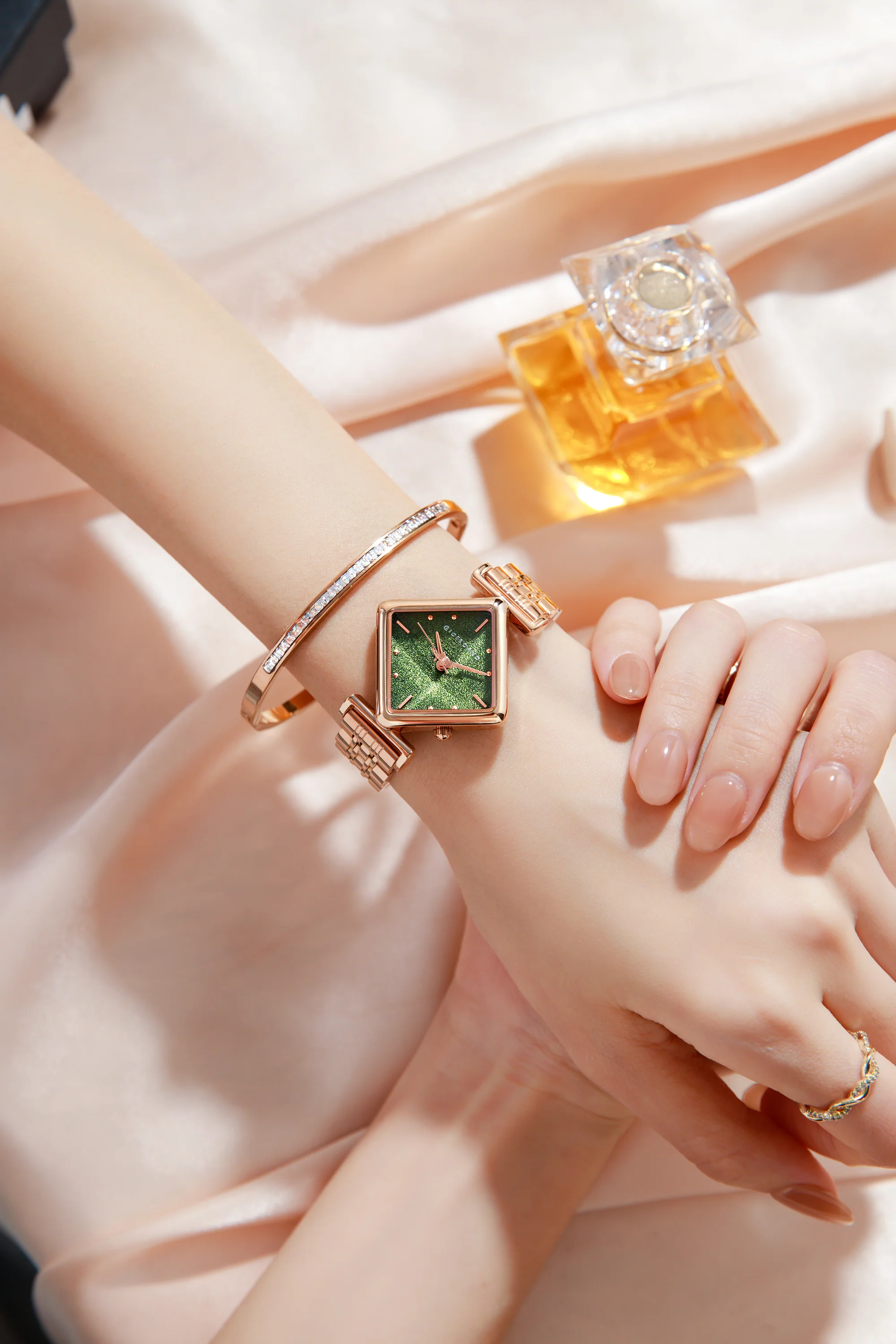 Giordano Rose Gold Analog Watch For Women with Bracelet Set – Diamond-Shaped Shimmer Dial, Crystal Detailing & Stainless Steel Strap – Elegant Gift Combo for Women | GZ-60106-22 - Image 2