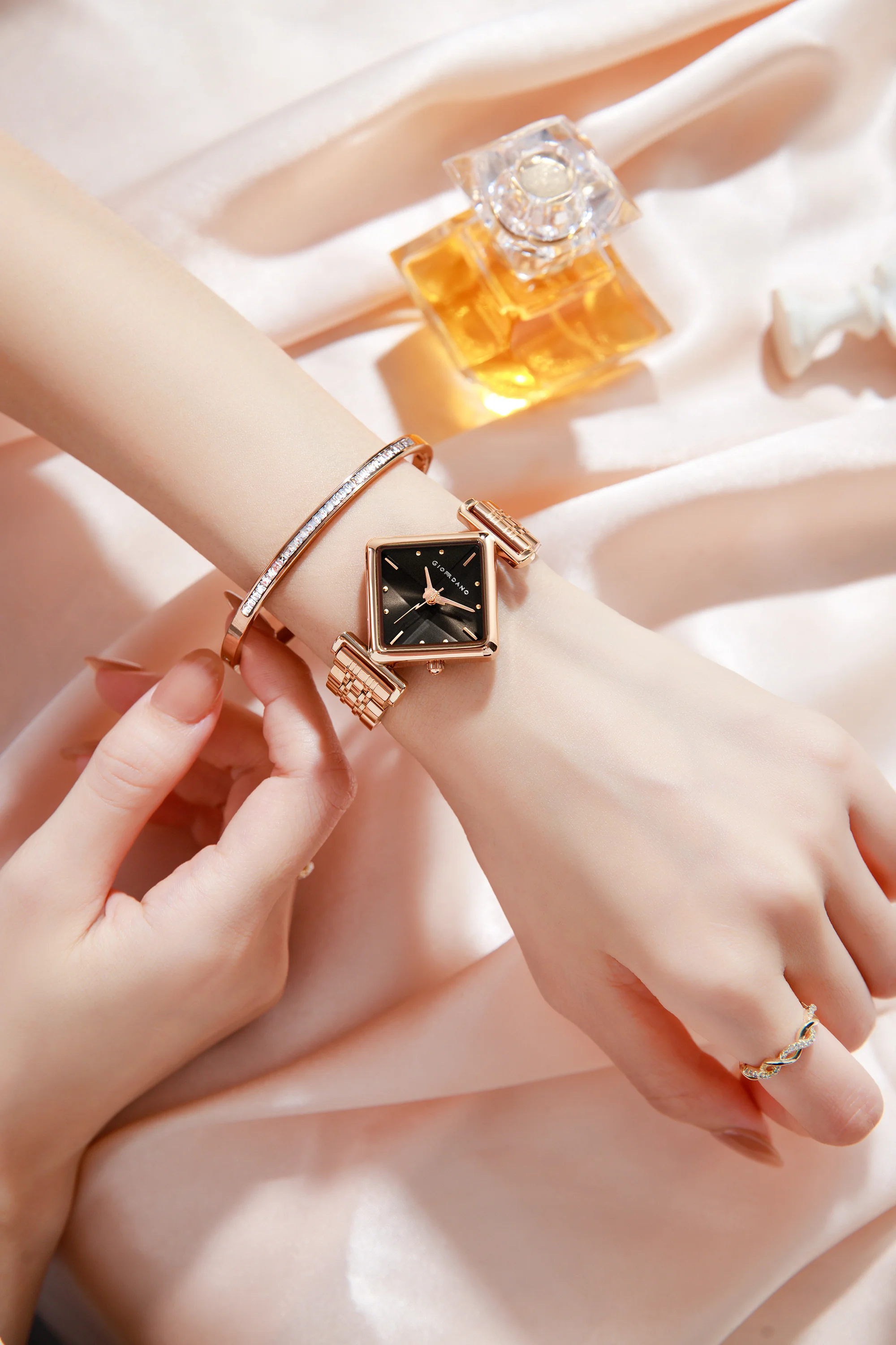 Giordano Rose Gold Analog Watch For Women with Bracelet Set – Diamond-Shaped Shimmer Dial, Crystal Detailing & Stainless Steel Strap – Elegant Gift Combo for Women | GZ-60106-44 - Image 2