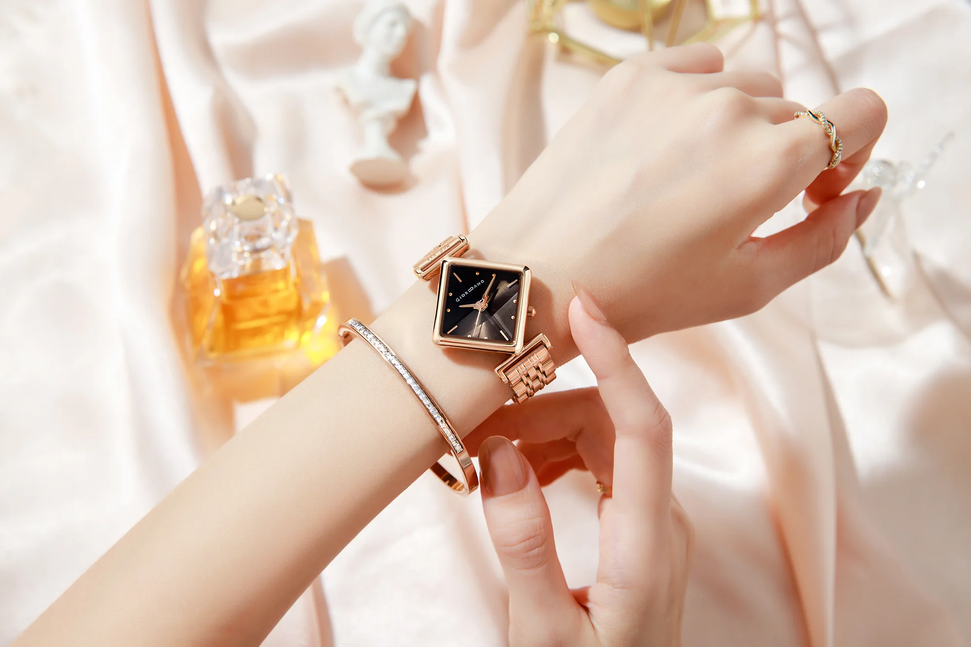Giordano Rose Gold Analog Watch For Women with Bracelet Set – Diamond-Shaped Shimmer Dial, Crystal Detailing & Stainless Steel Strap – Elegant Gift Combo for Women | GZ-60106-44 - Image 3