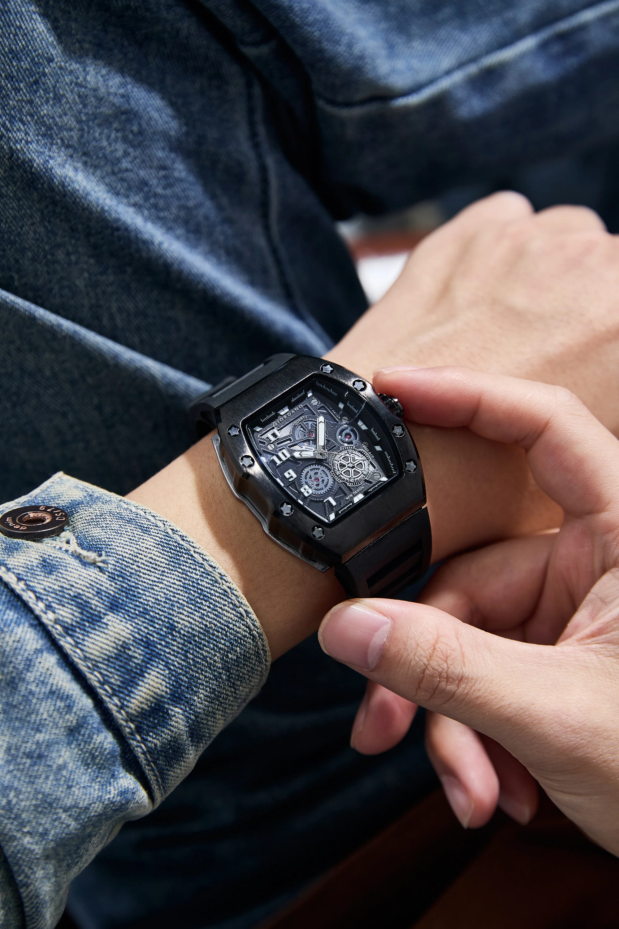 Giordano Sqaure Analog Casual Sporty Watch for Men – Mechanical-Inspired Design dial, Quartz Movement, and silicon strap  | GZ-50150-01 - Image 2