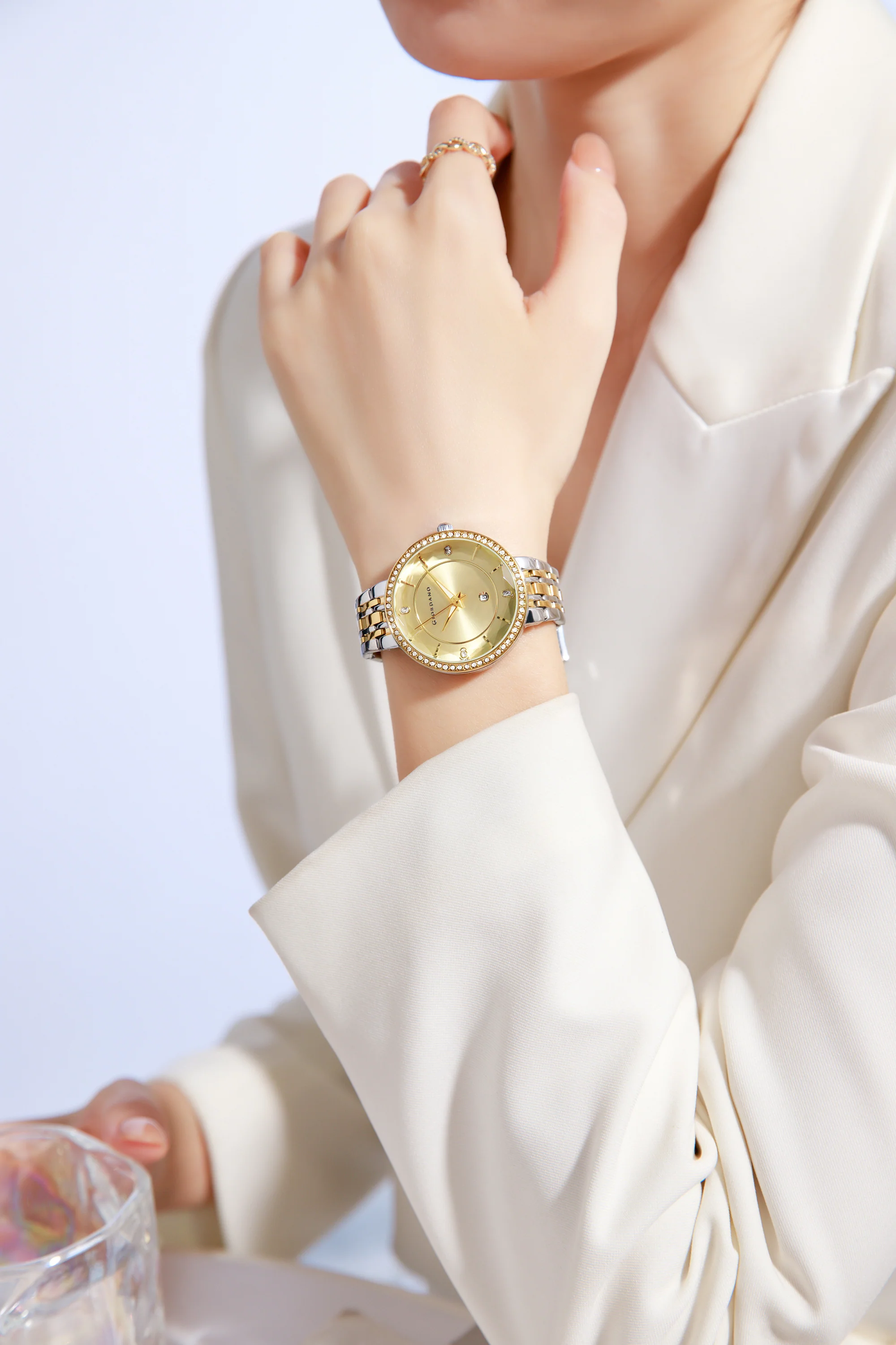 Giordano Stylish Analog Watch for Women – Round cut glass Dial,diamond studed bezel, stainess steel strap and date display | GZ-60110-33 - Image 2