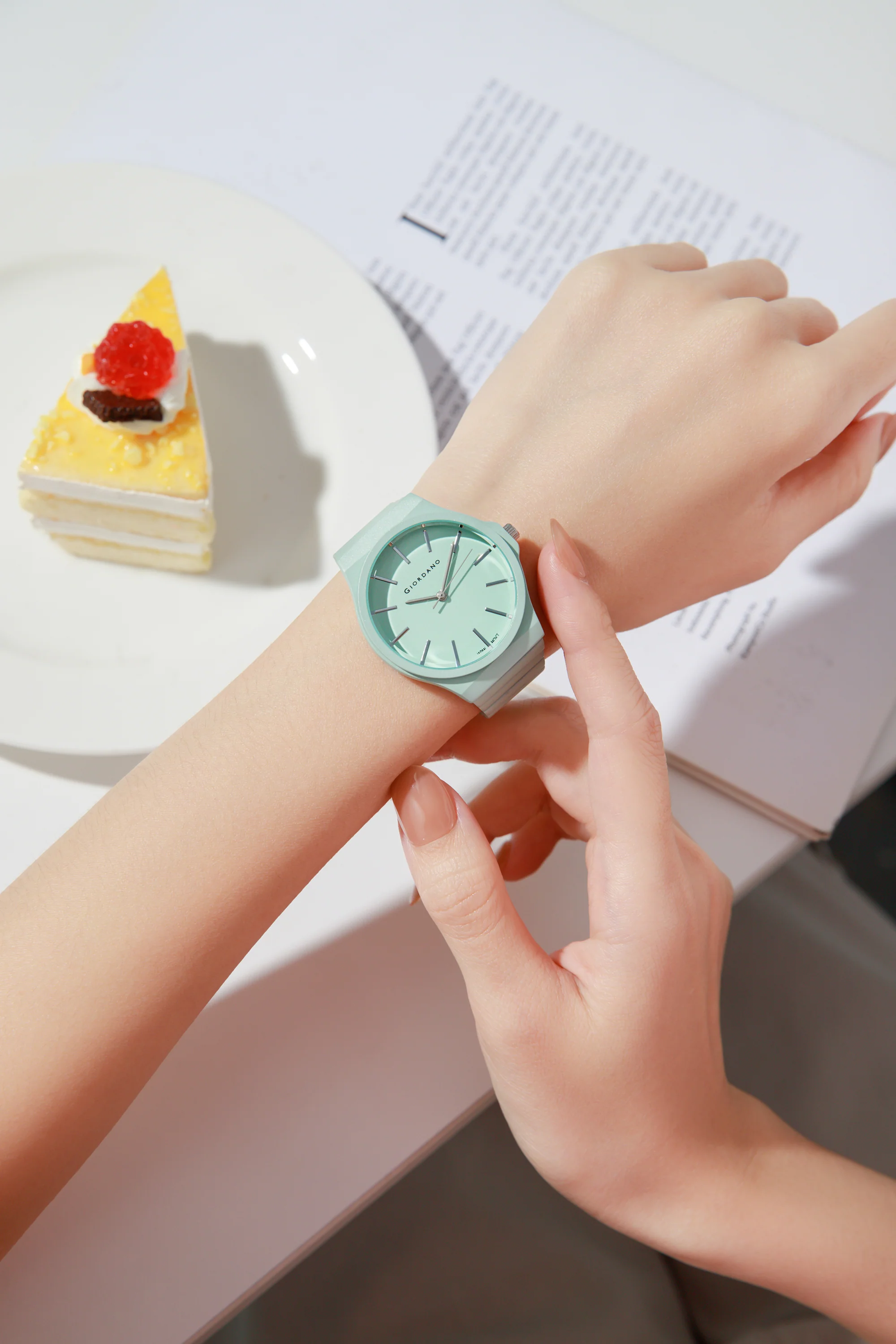 Giordano Stylish Analog Watch for Women with Round dial, 3 Hand Mechanism and Stainless Steel Strap - GZ-60058-55 - Image 2