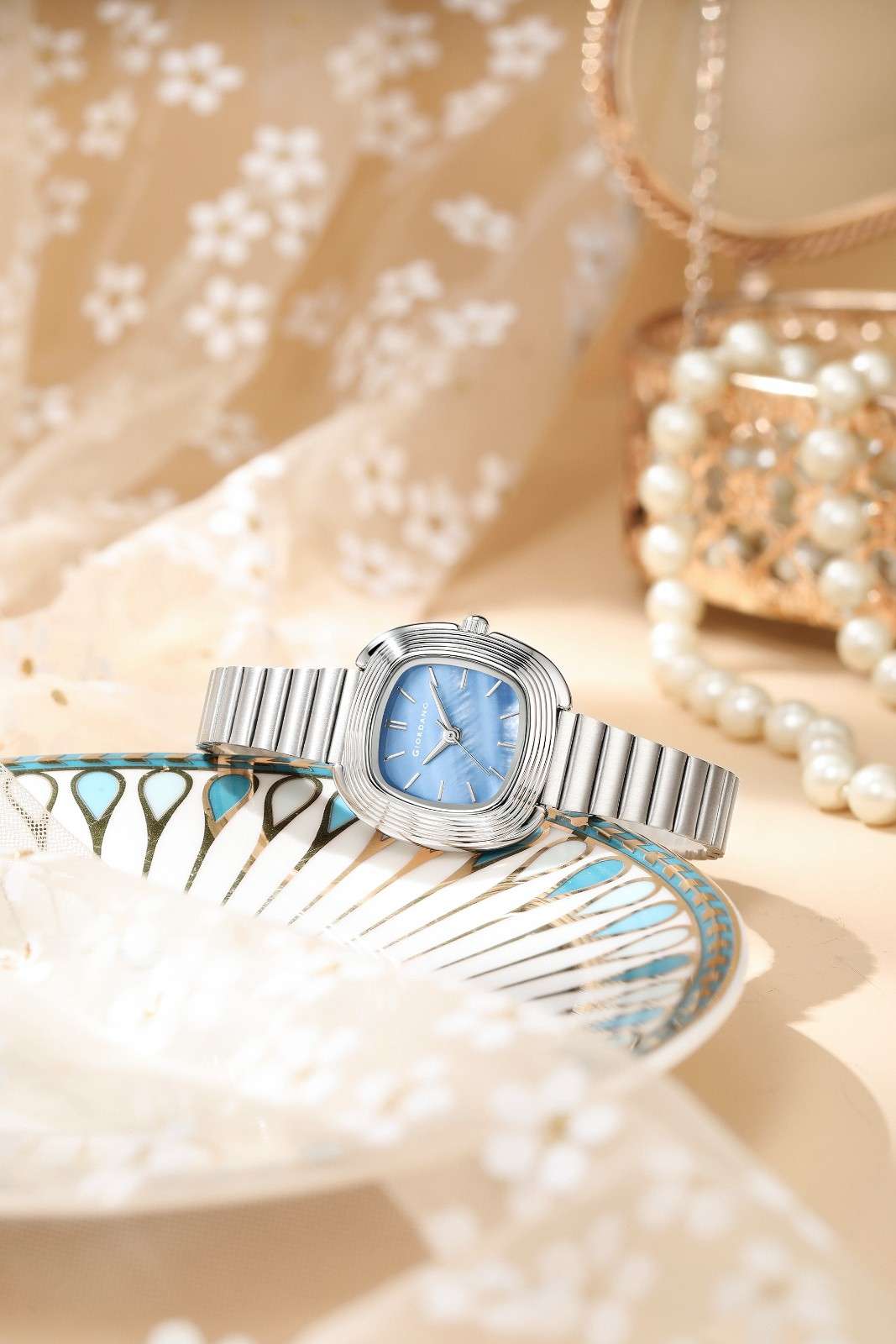 GIORDANO Stylish Analog Watch for Women with Sunray Cushion Dial, Index Markers & Stainless Steel Strap - GZ-60126-11 - Image 3