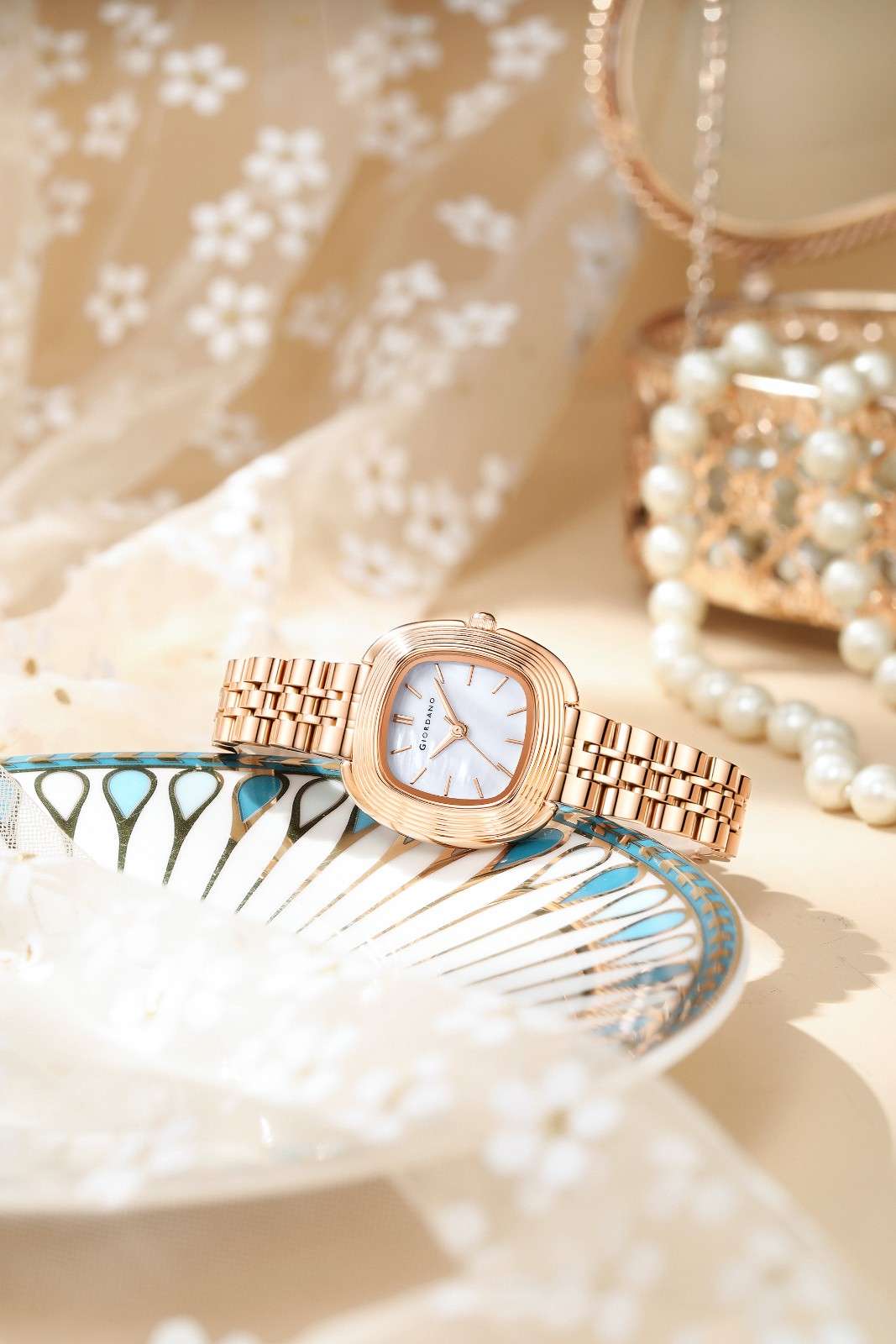 GIORDANO Stylish Analog Watch for Women with Sunray Cushion Dial, Index Markers & Stainless Steel Strap - GZ-60126-22 - Image 3