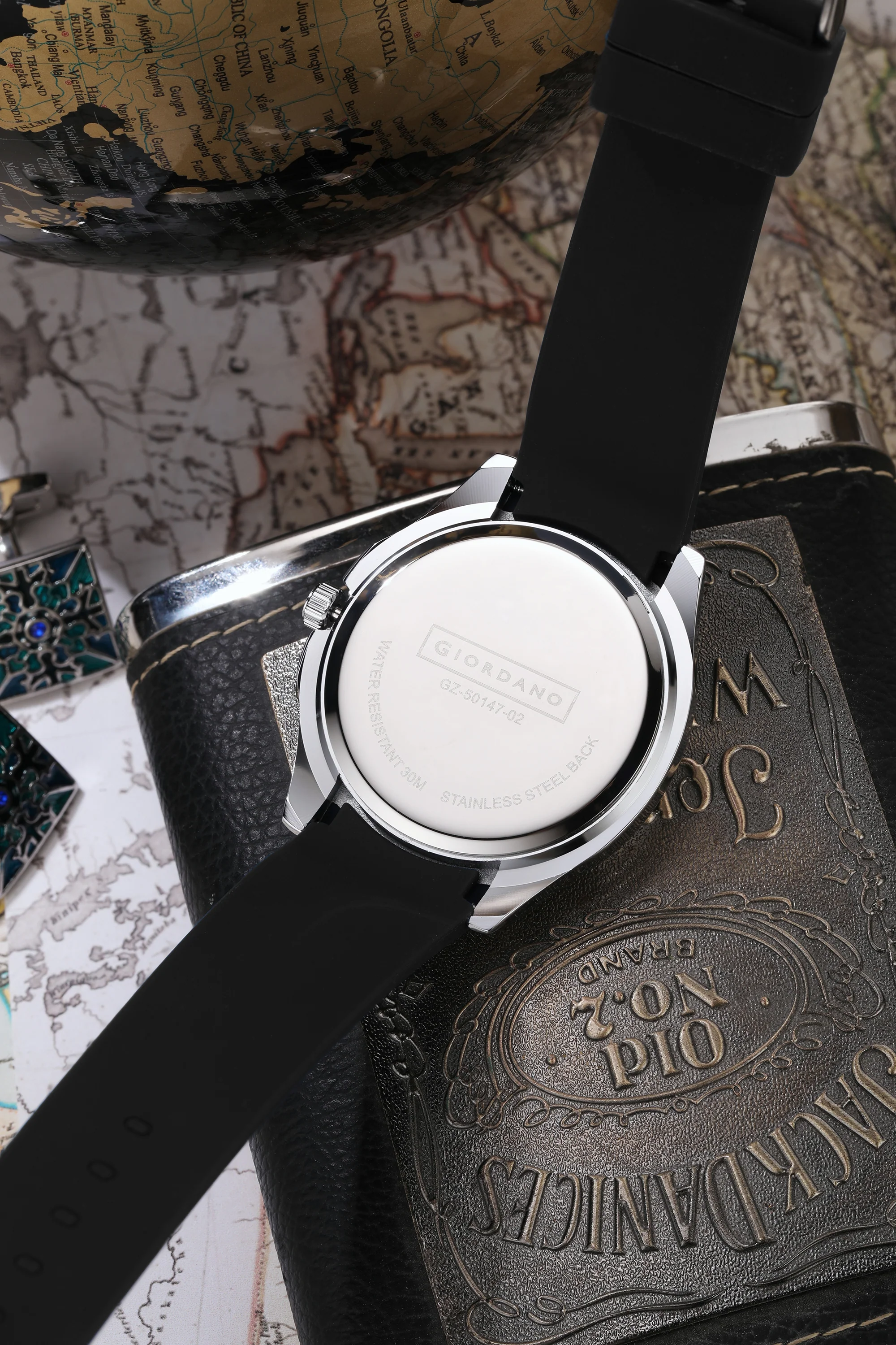 Giordano Stylish World Map design Watch for men with round dial and textured Silicone strap  | GZ-50147-02 - Image 4