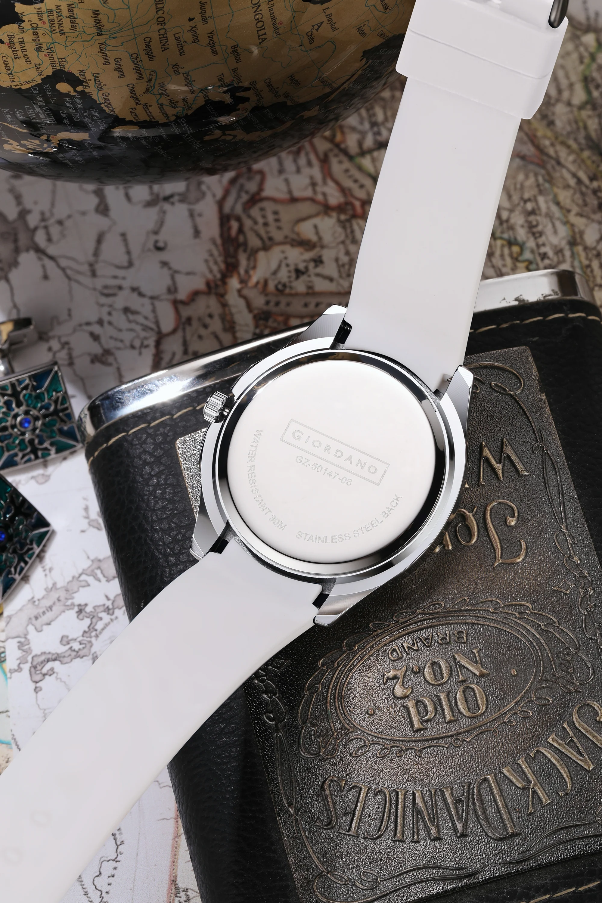 Giordano Stylish World Map design Watch for men with round dial and textured Silicone strap  | GZ-50147-06 - Image 4